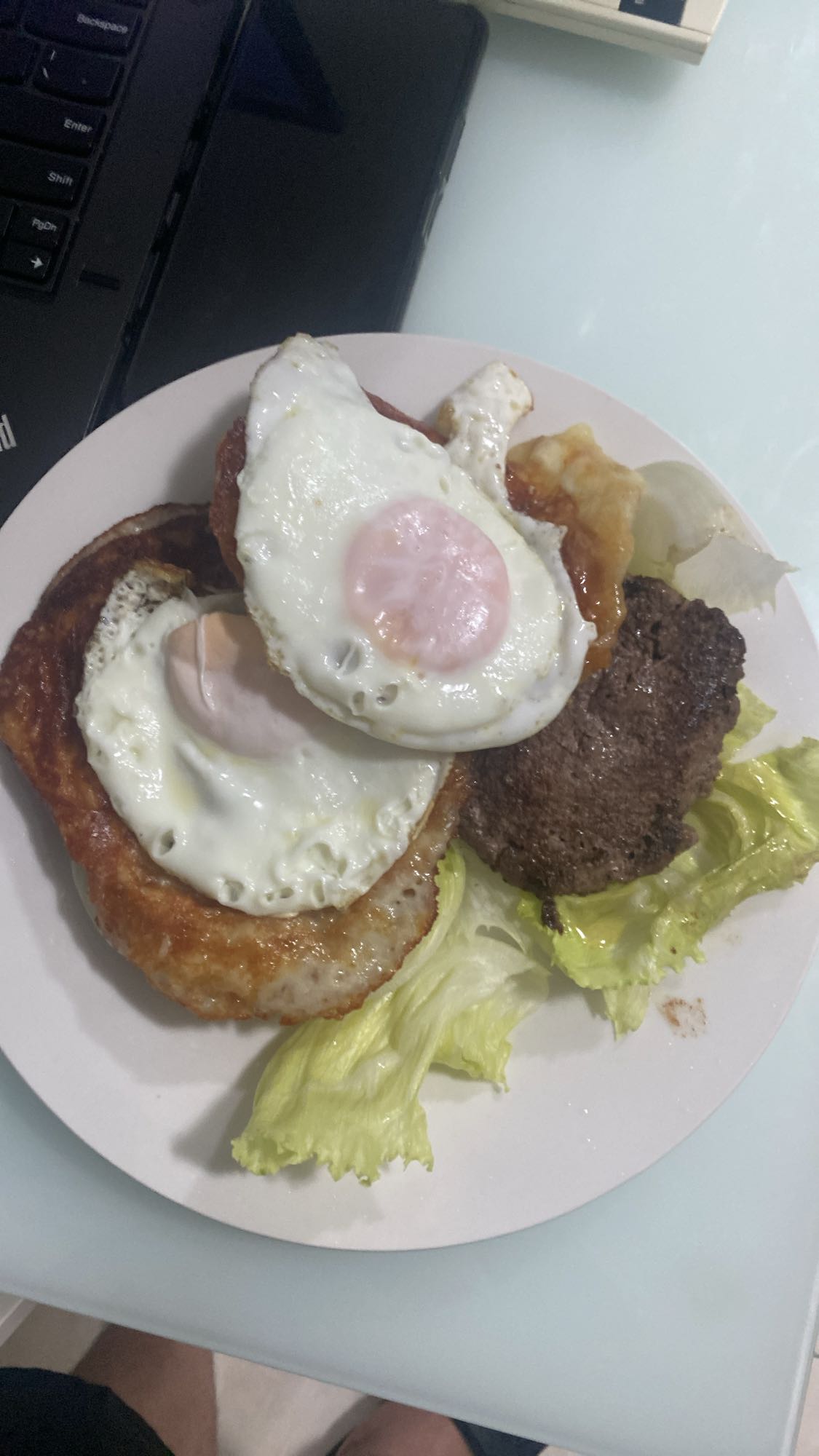 Huevos con carne, lechuga y queso mozzarella
