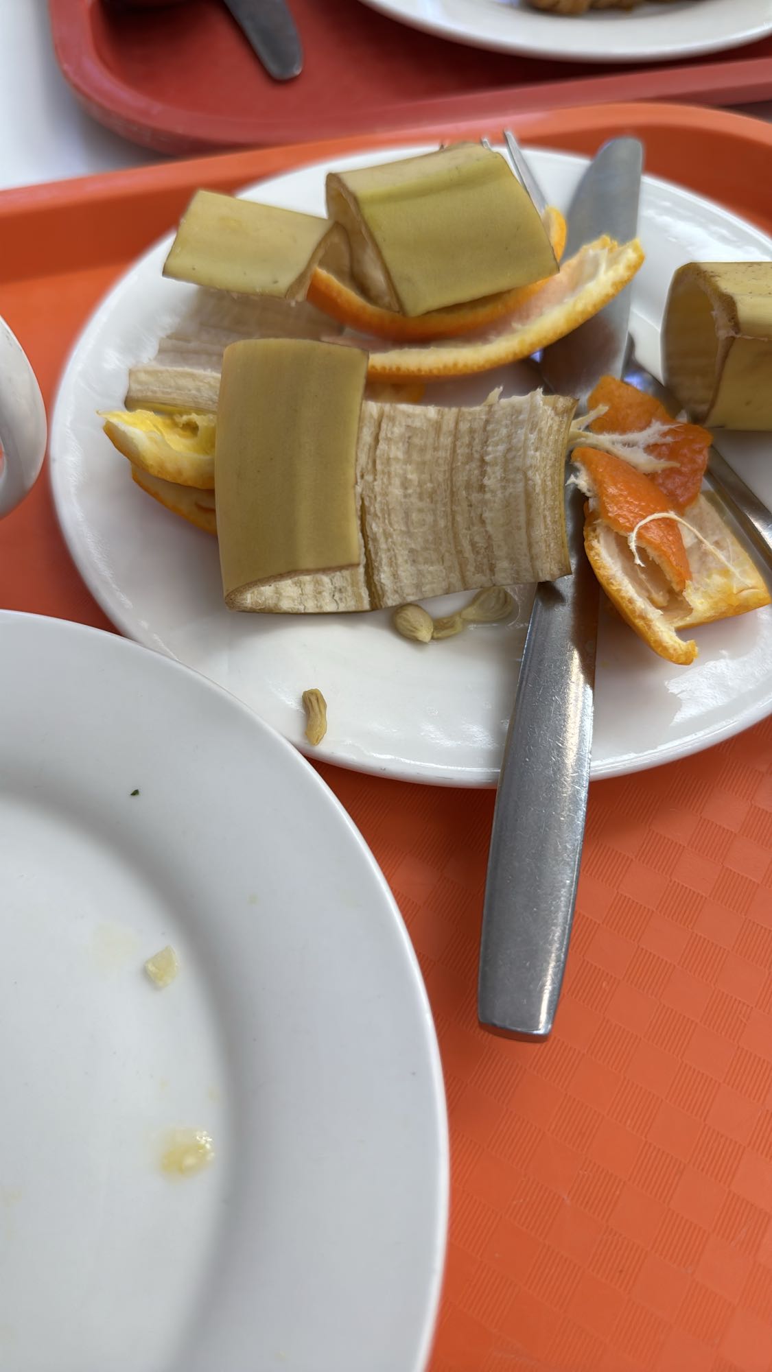 Фрукты на тарелке