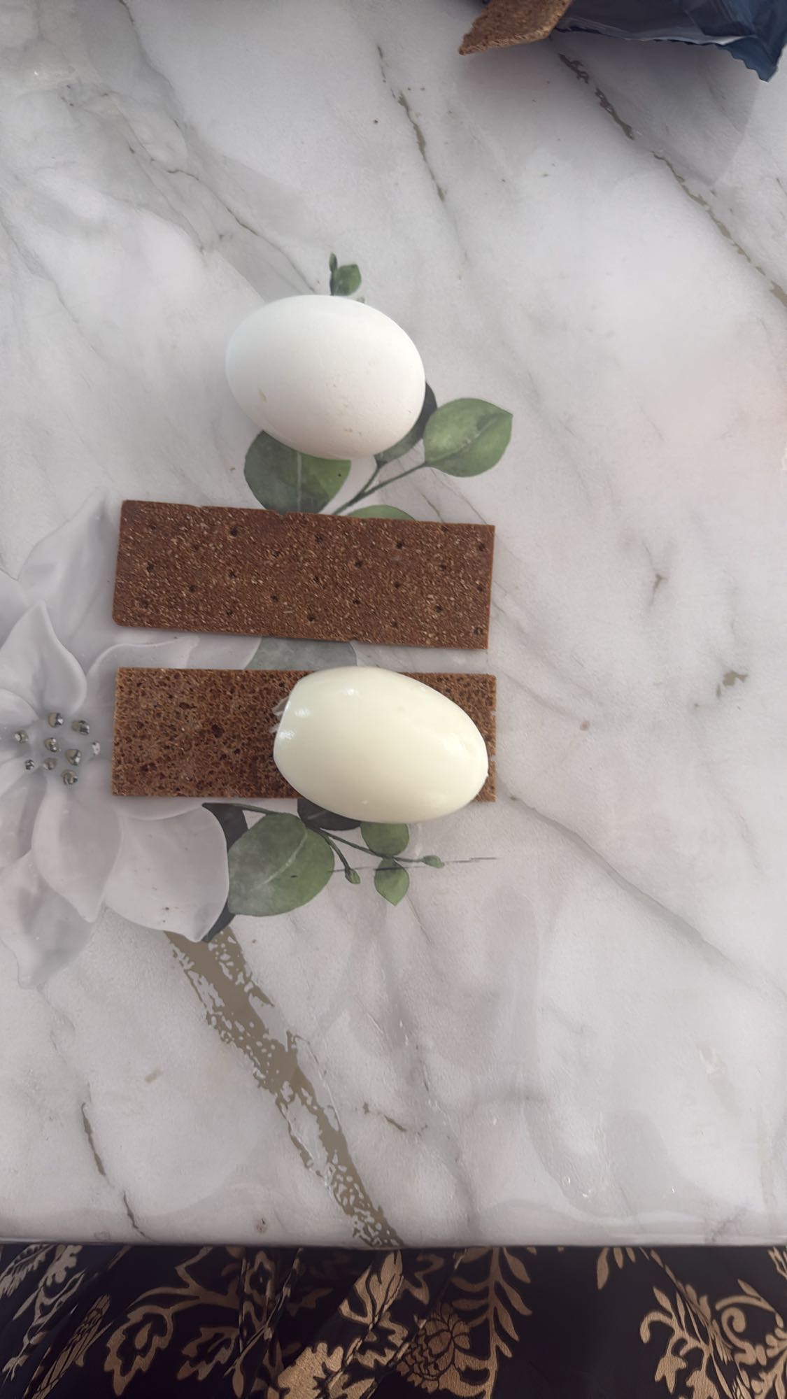 Яйца и ржаные хлебцы