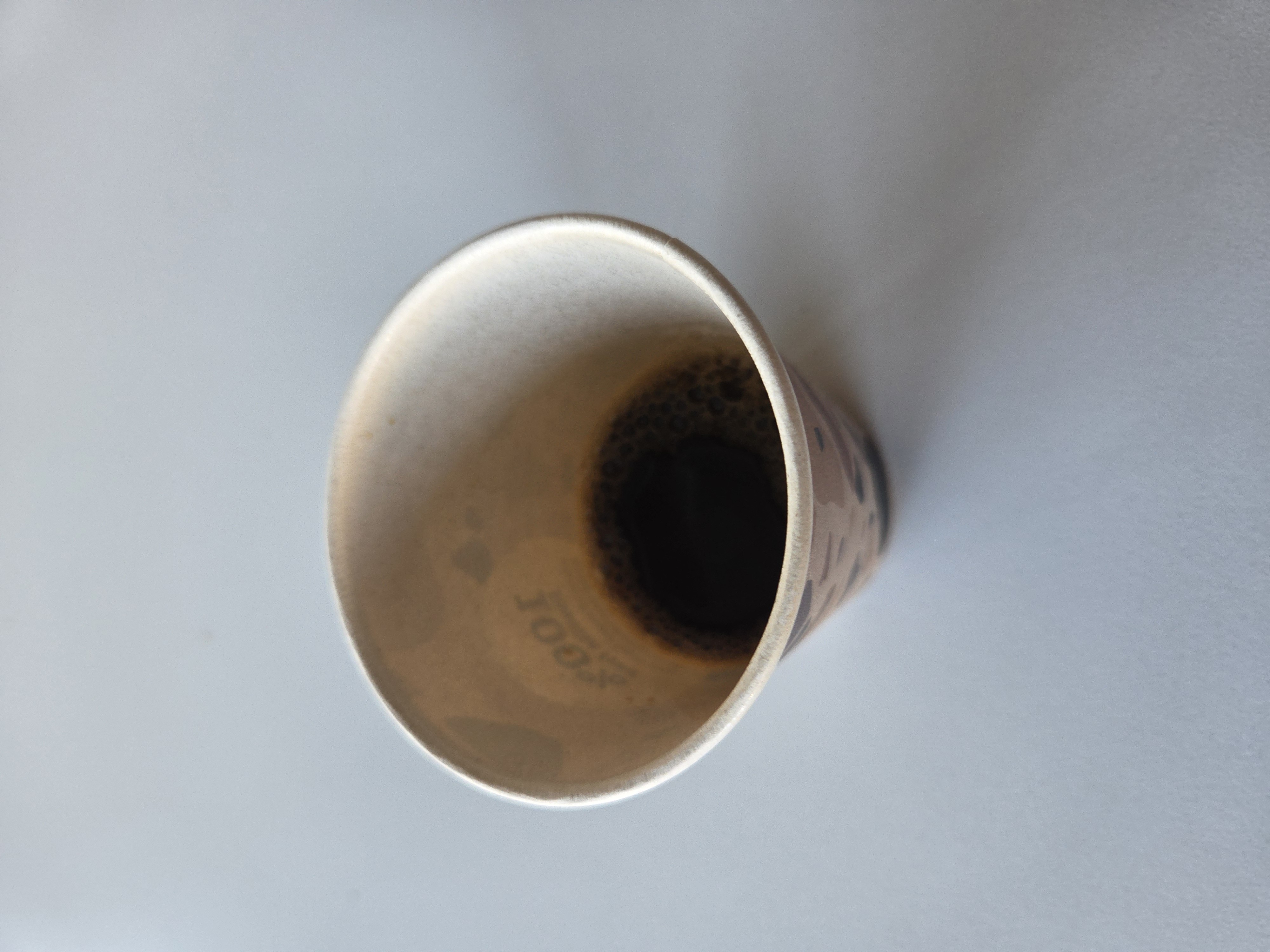 Svart kaffe i pappersmugg