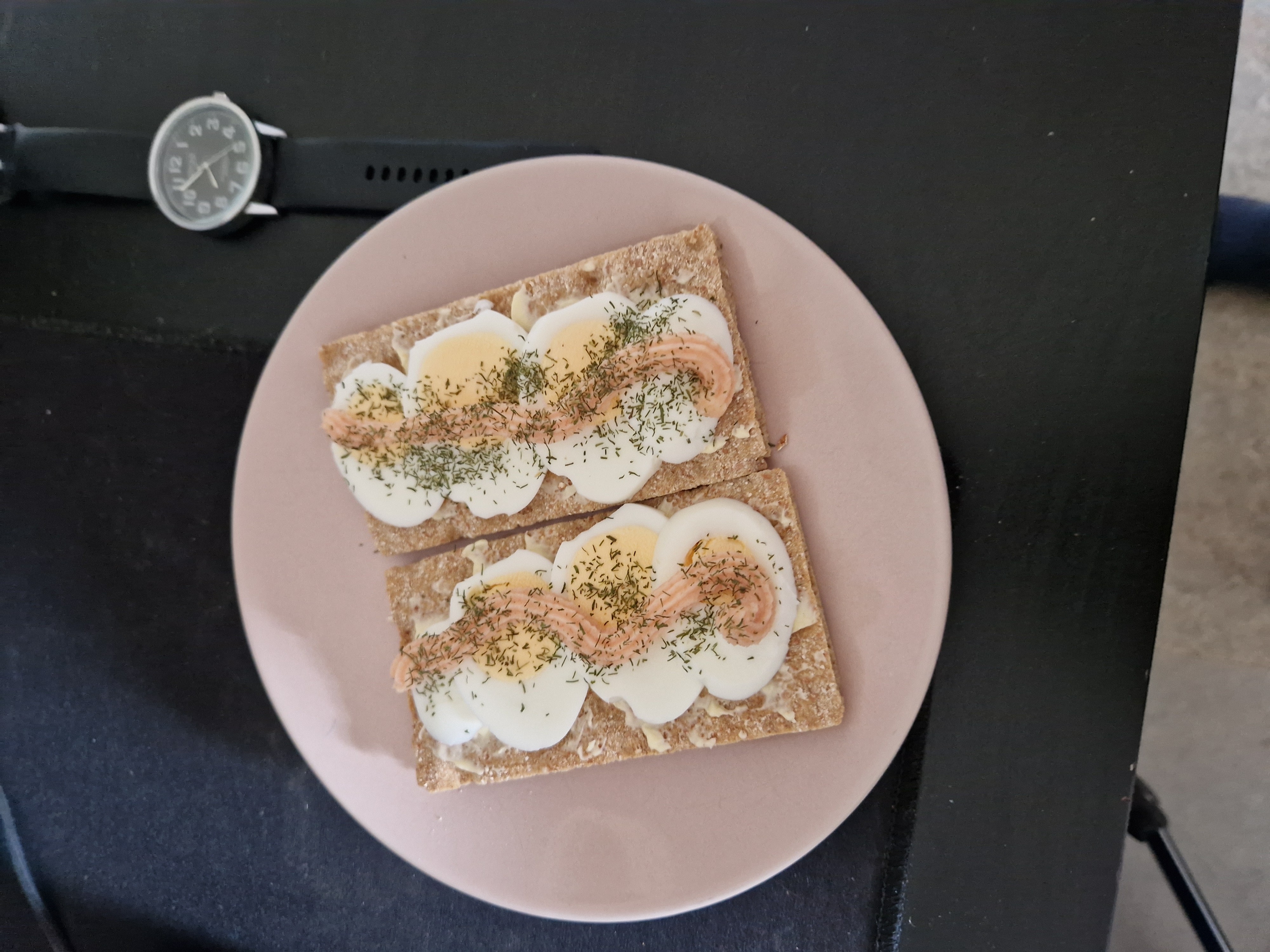 Egg crispbread snack