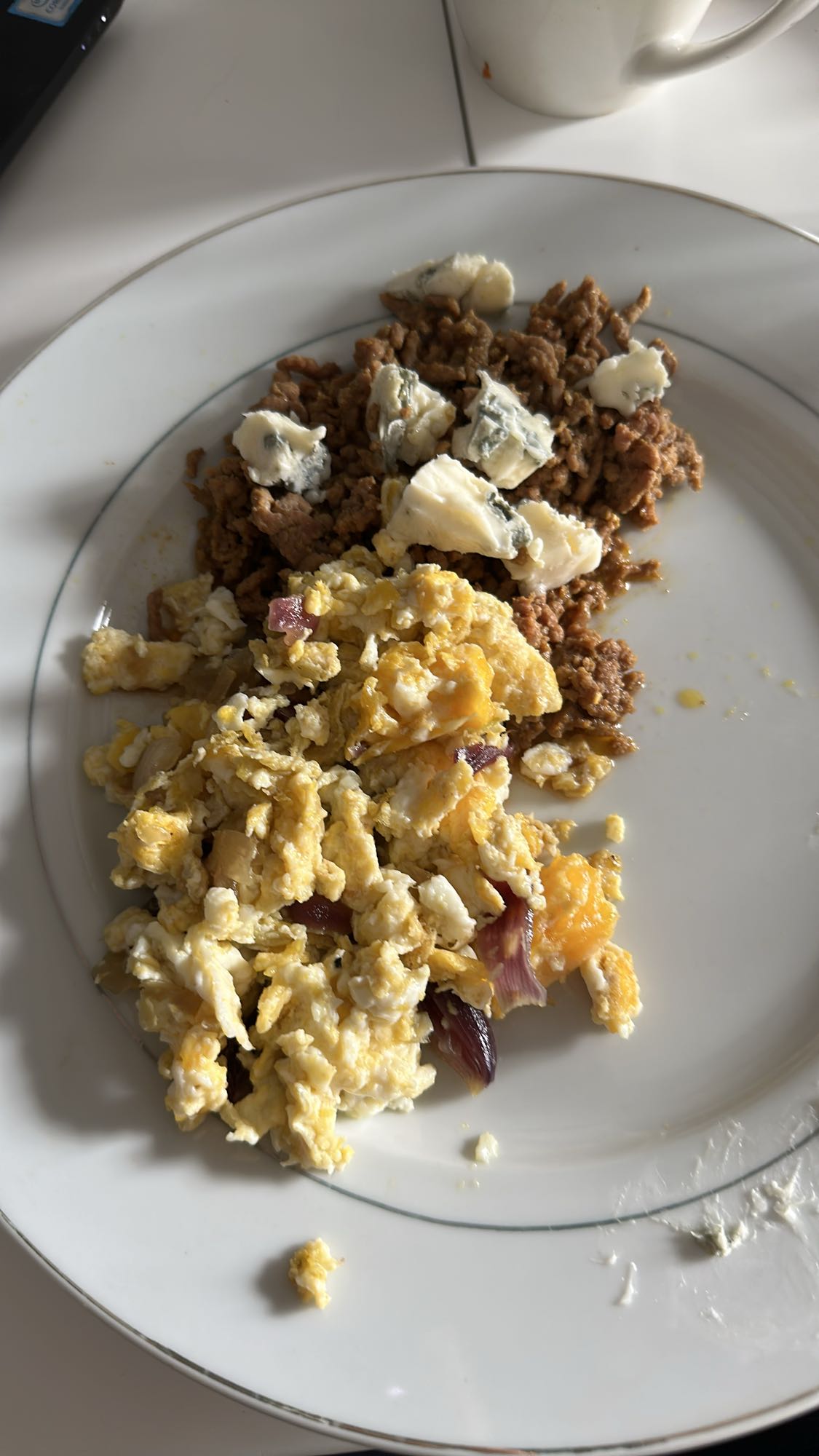 Oeufs brouillés et viande