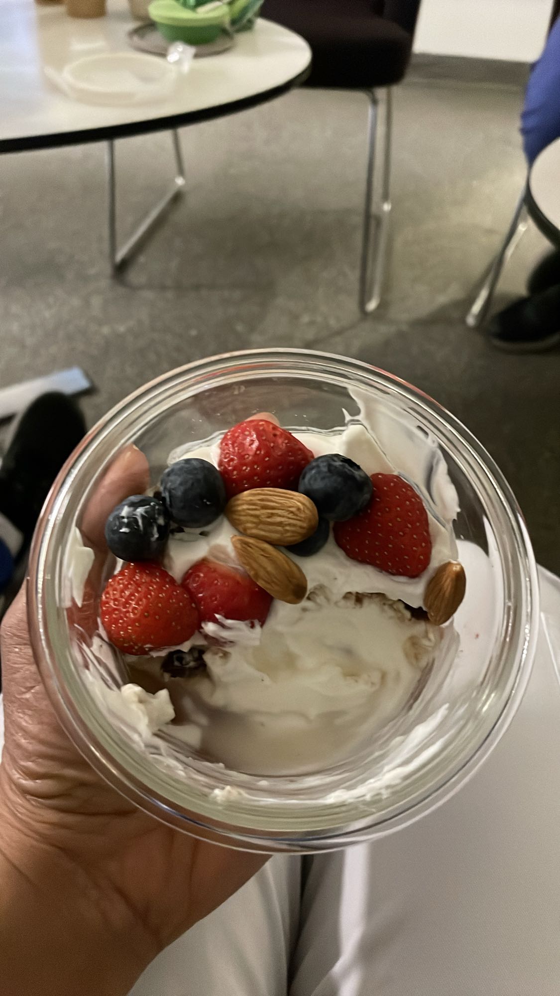 Yoghurt med bär och mandel