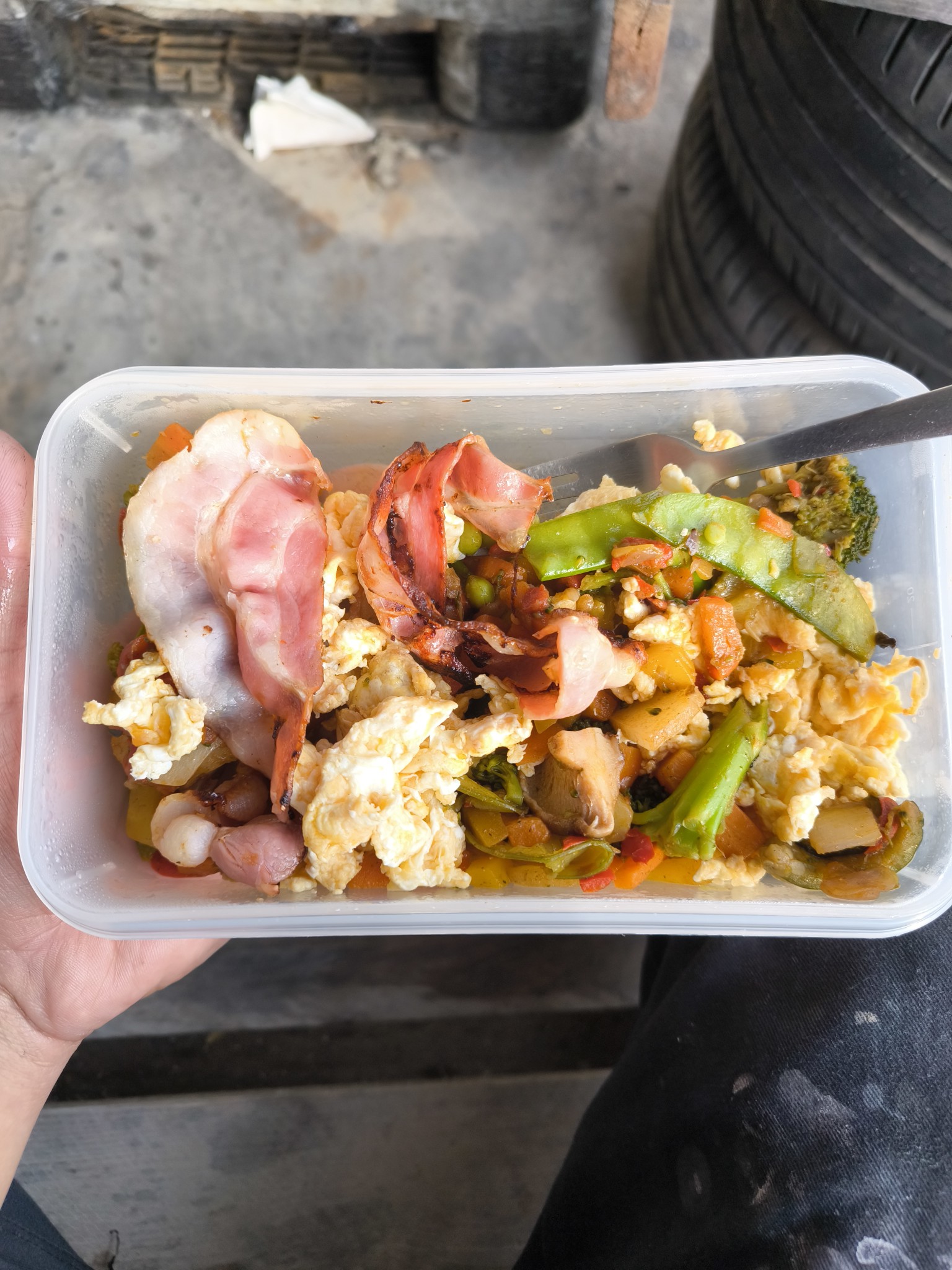 Salteado con huevo y tocino