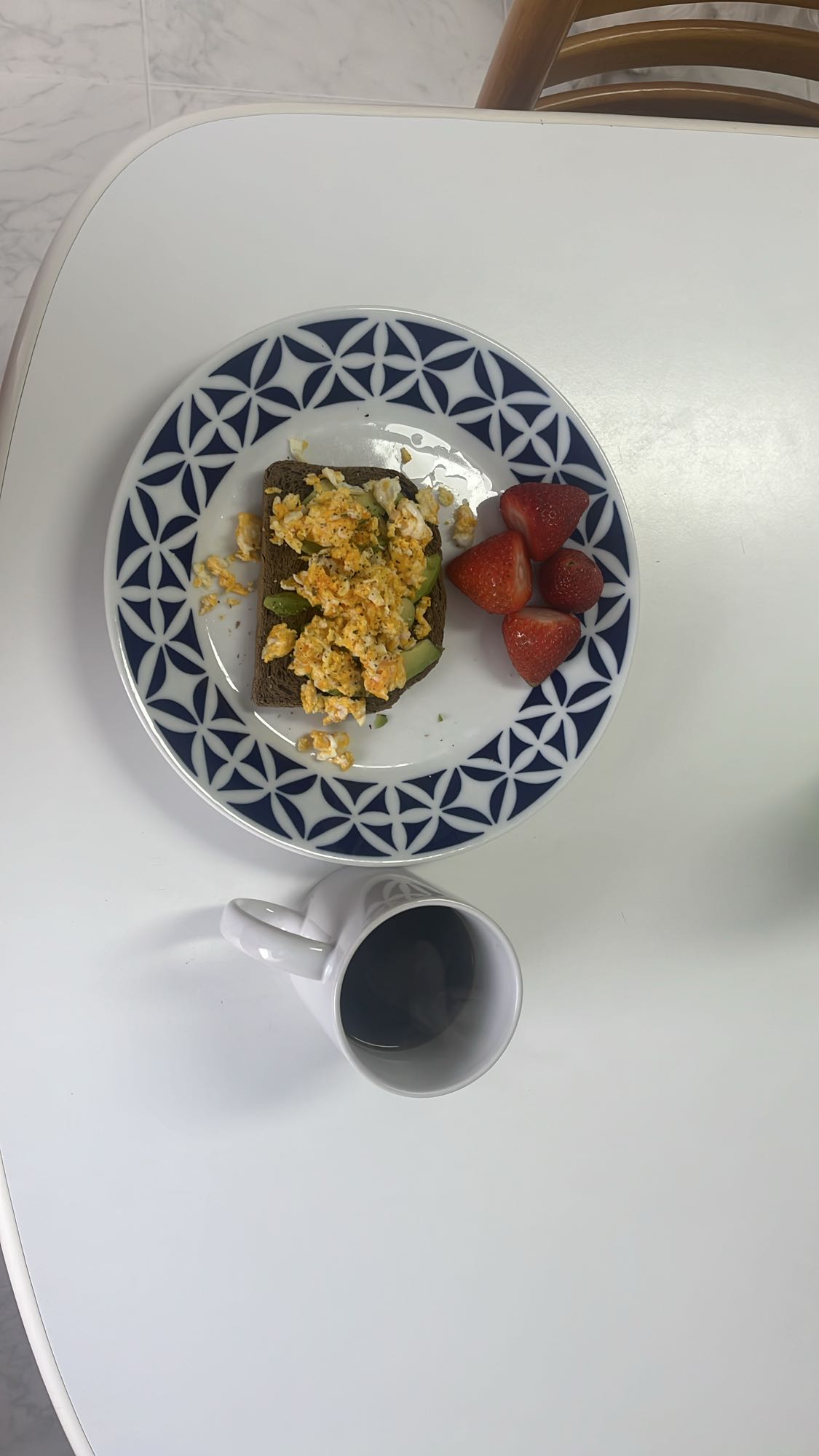 Tostada con huevo y fruta