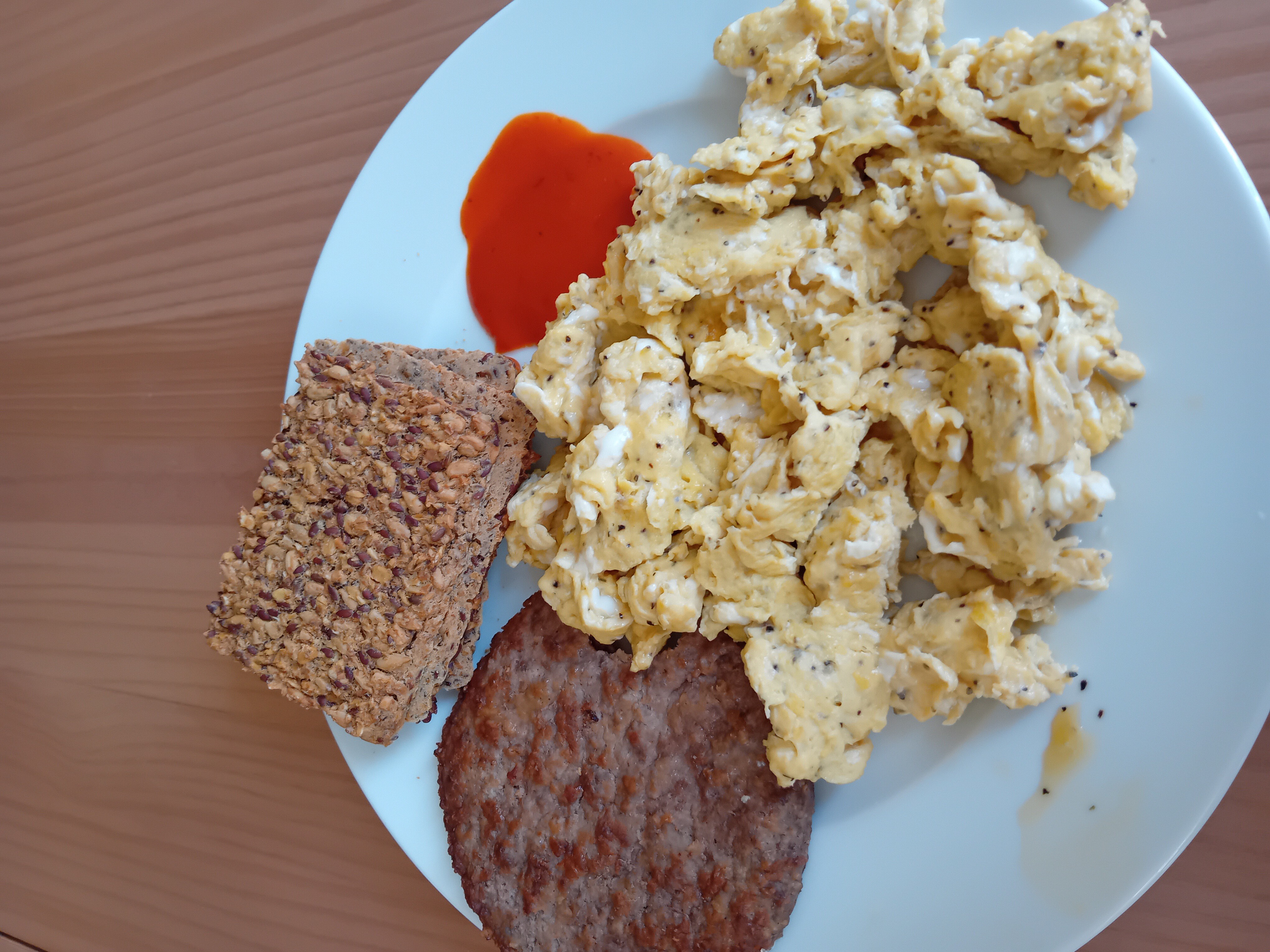 Äggröra med korv och bröd