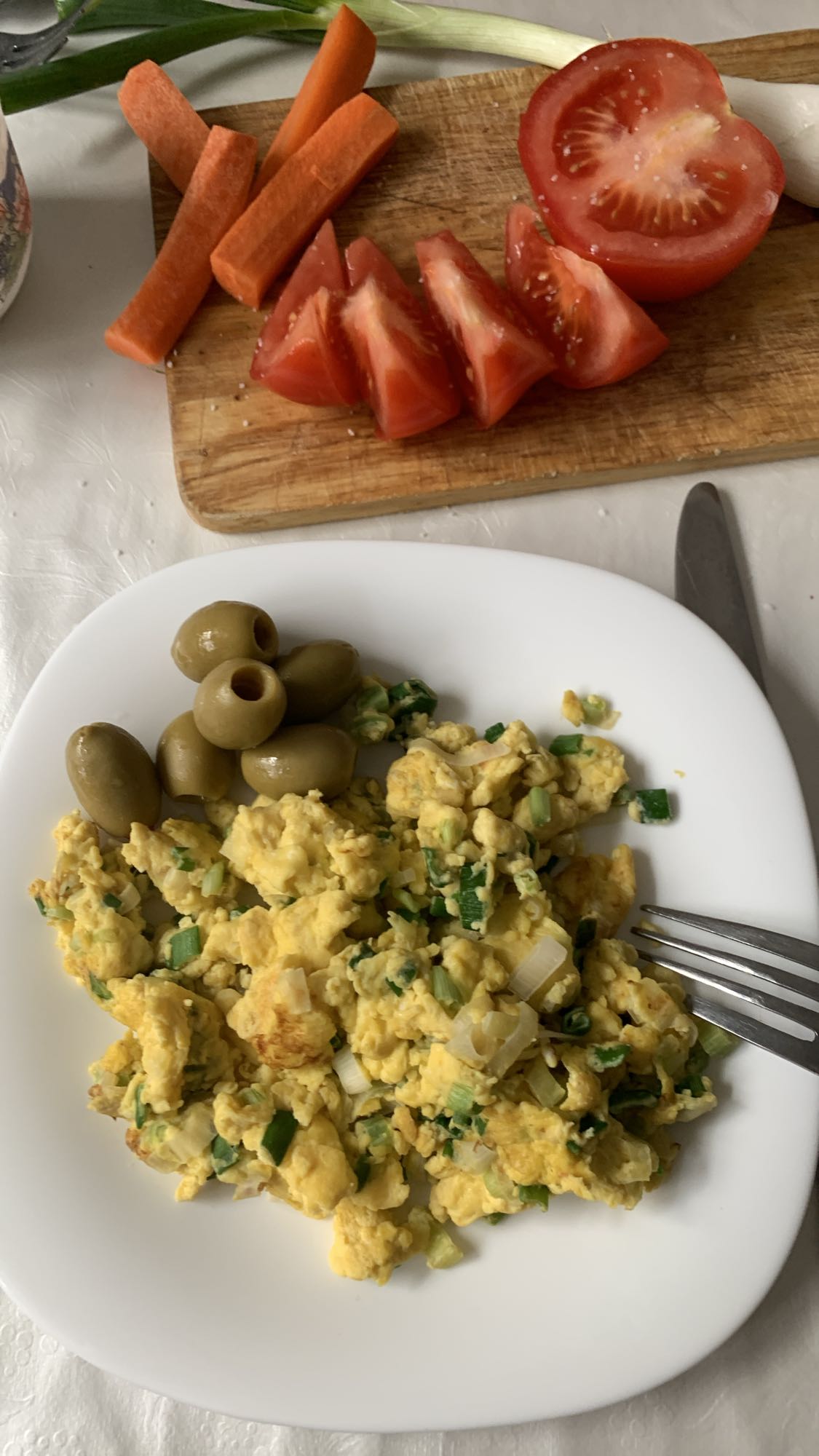 Huevos revueltos y verduras