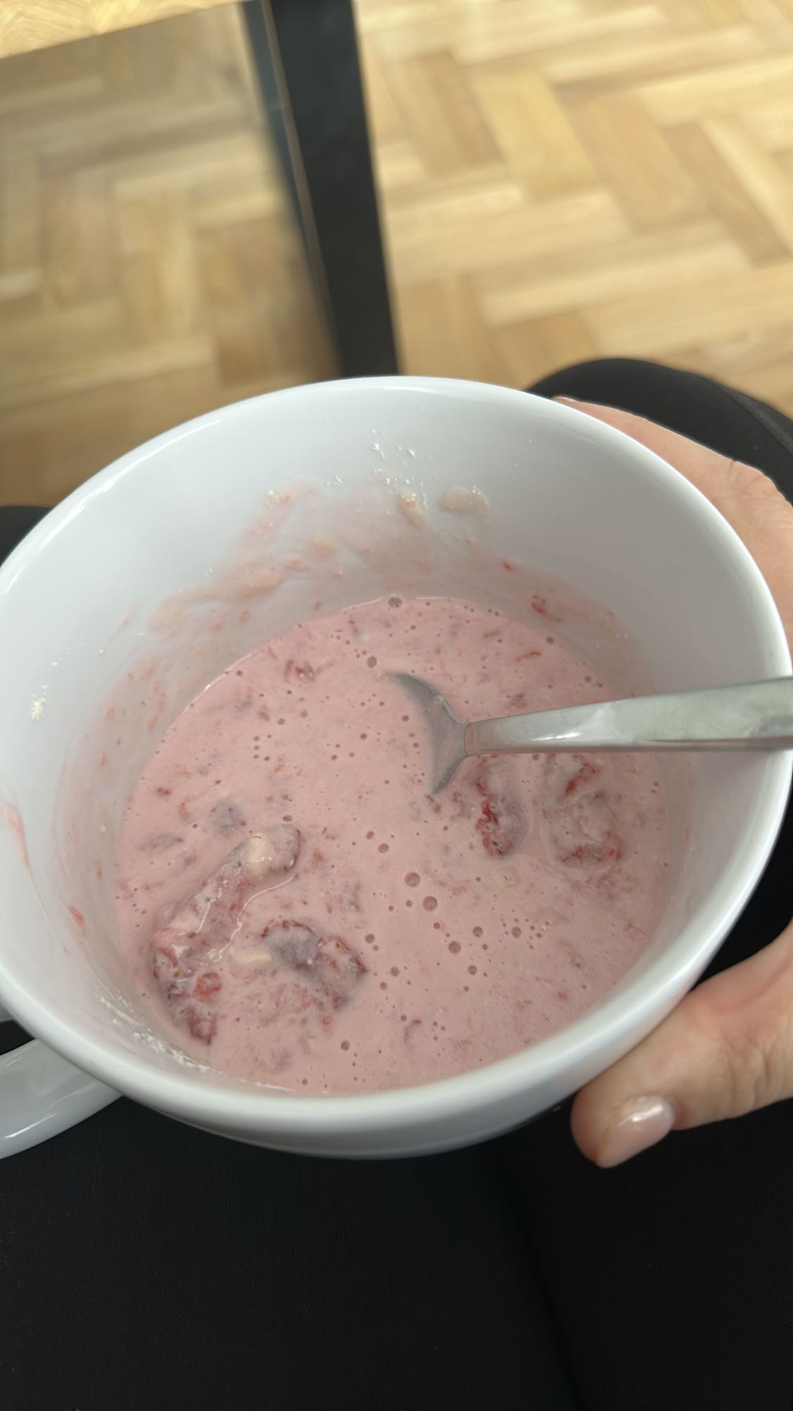 Jogurt naturalny z truskawkami i odżywką białkową