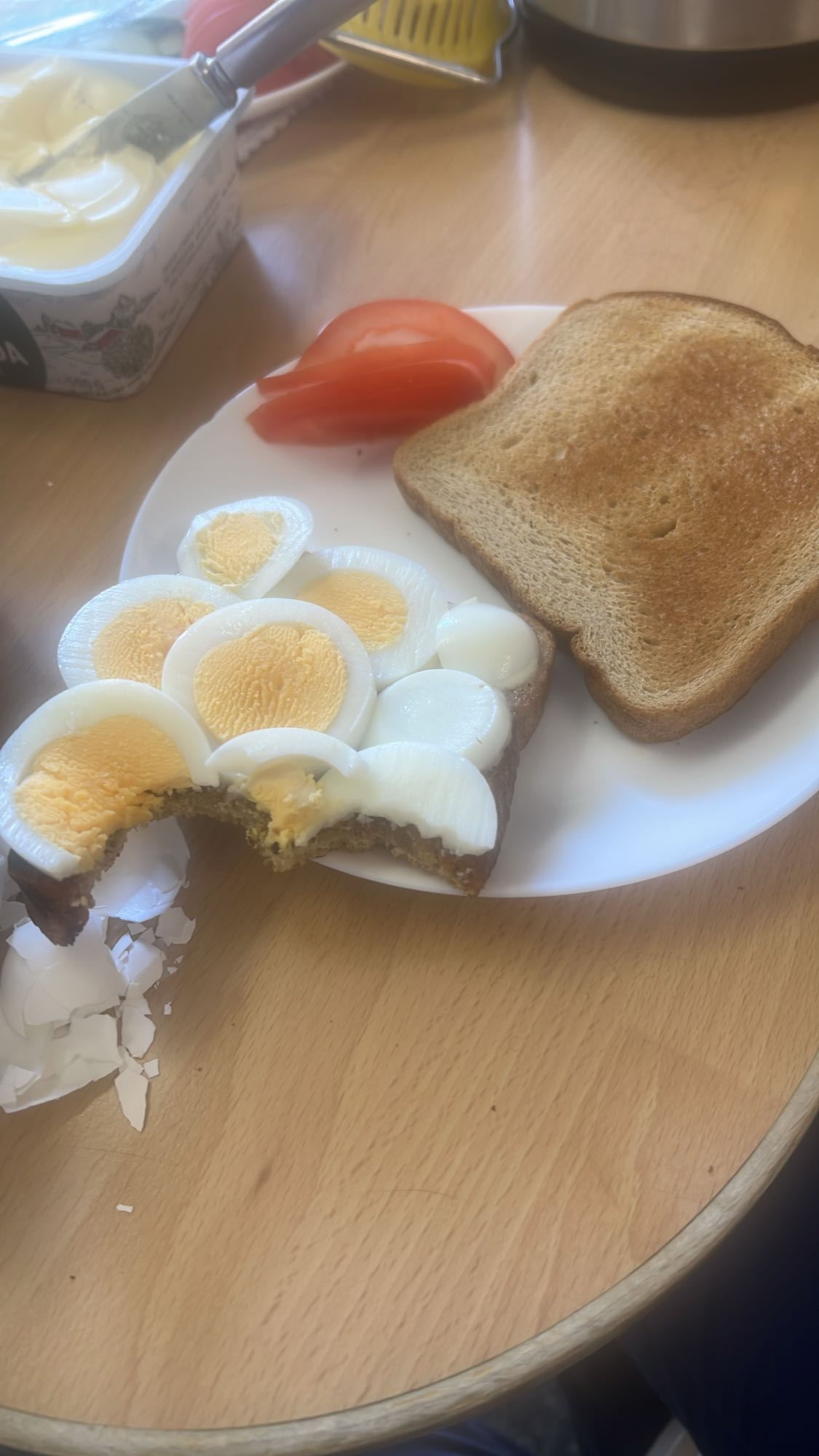 Äggmacka med rostat bröd