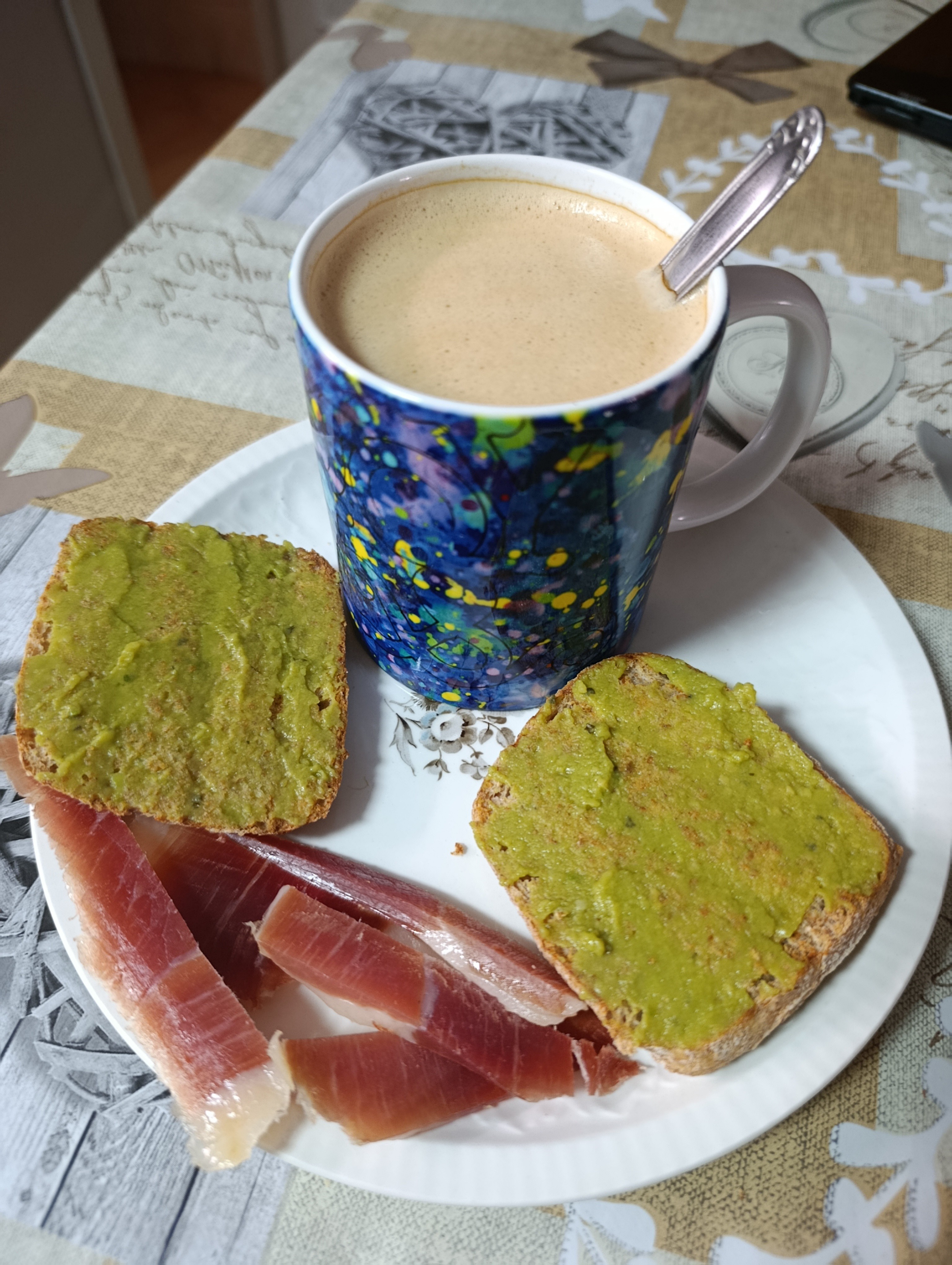 Tostadas con jamón y café