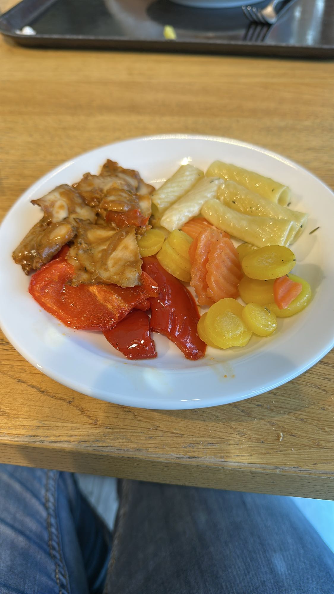 Gemüse, Pasta und Hähnchen