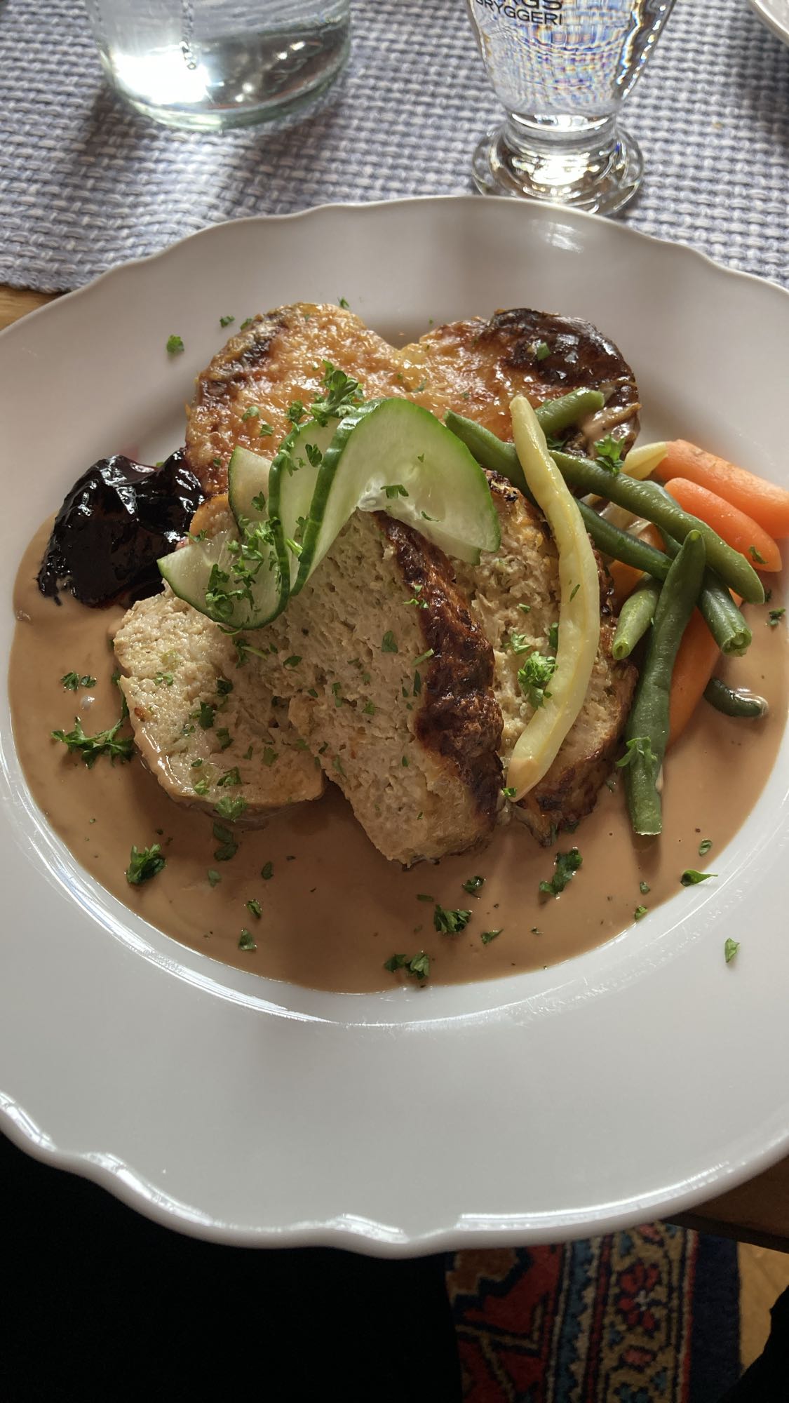 Kycklingfärslimpa med sås