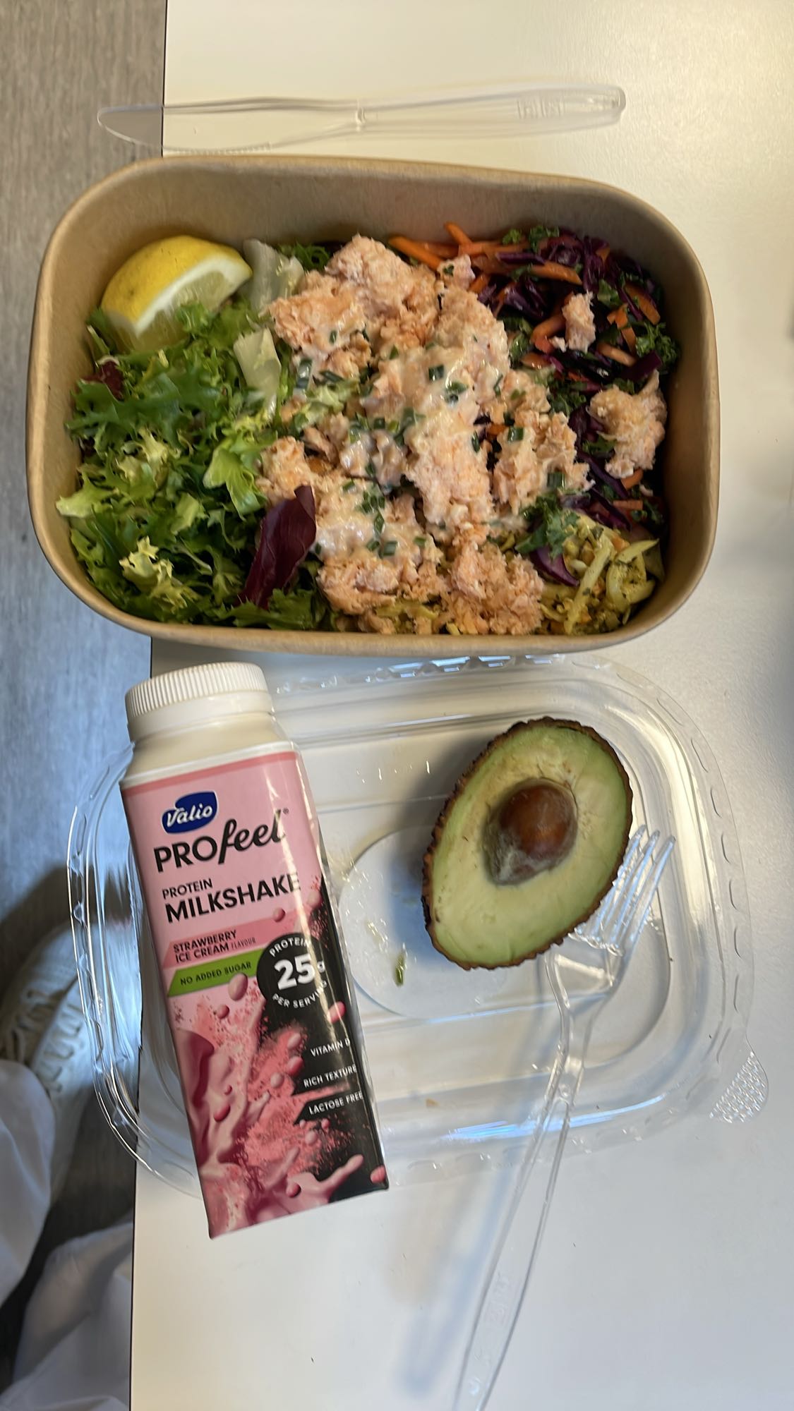 Lax- och avokadosallad