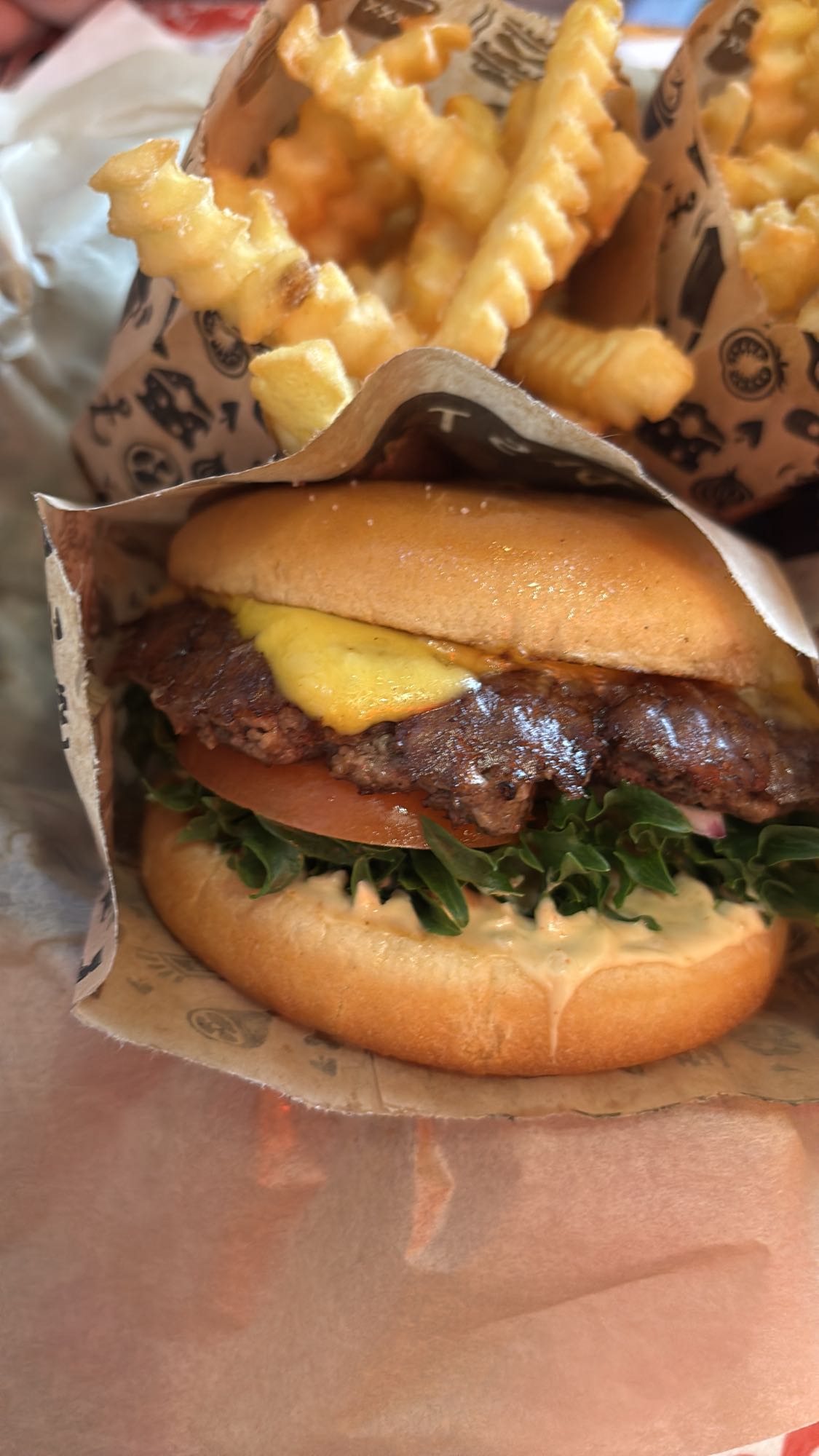 Cheeseburgare med pommes