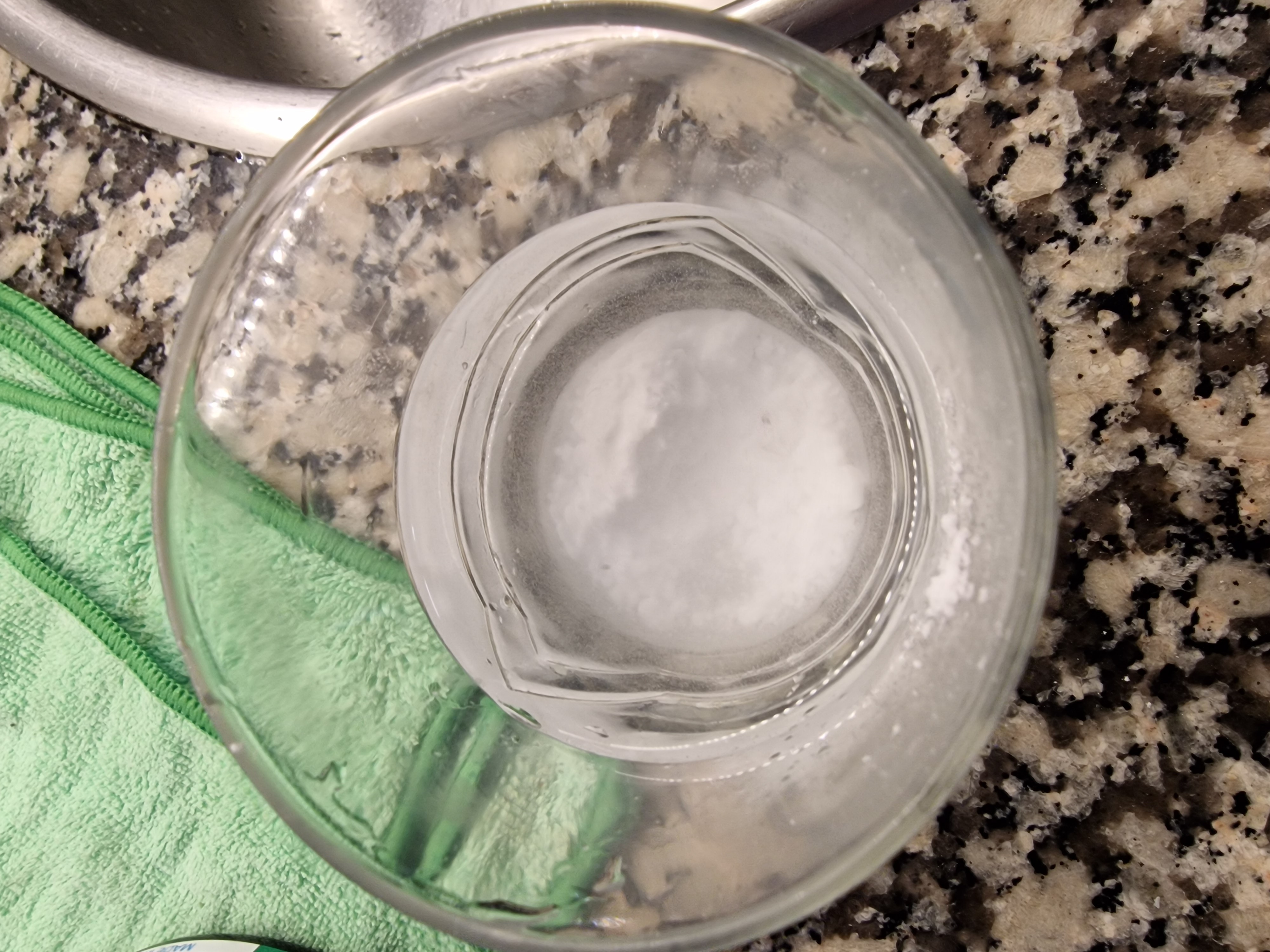 Vaso con agua y hielo