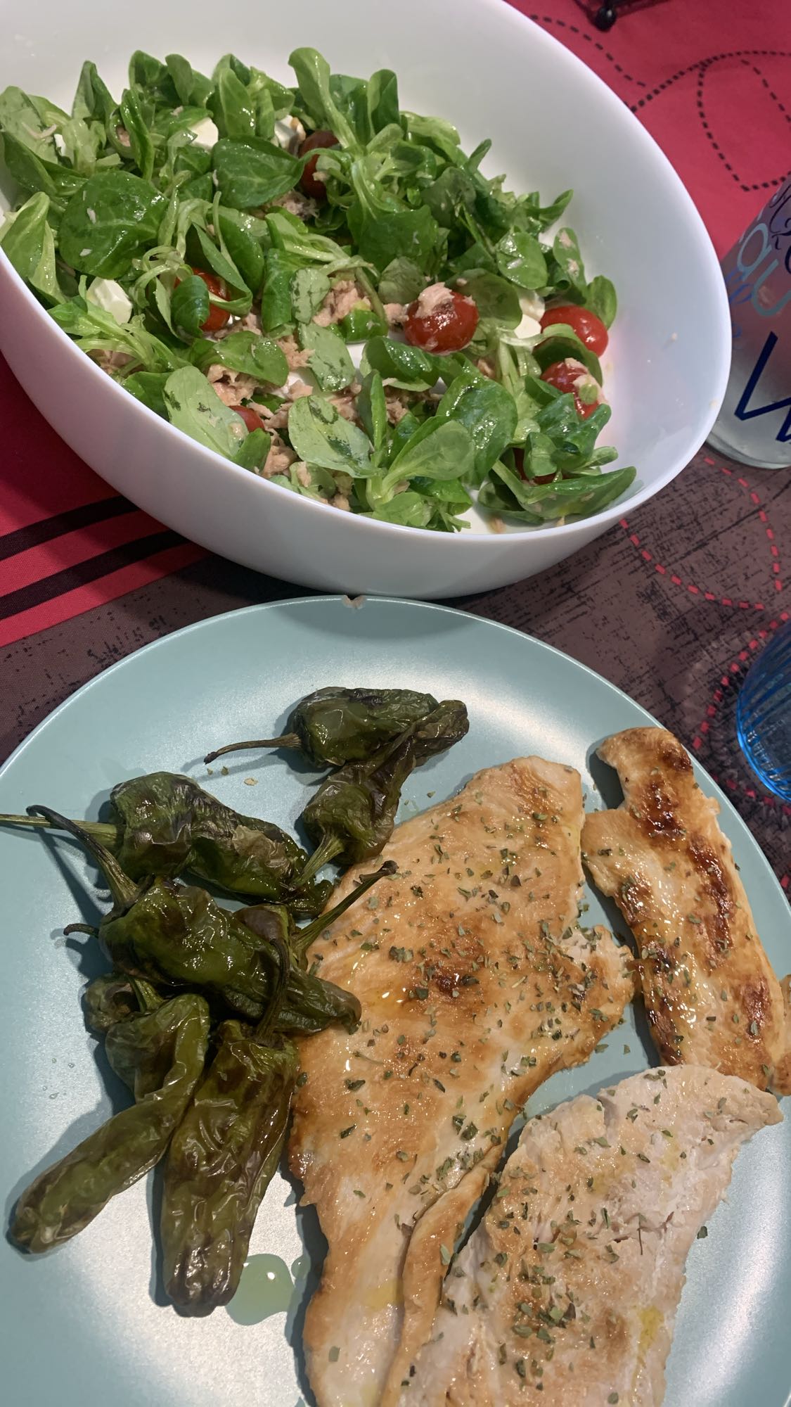 Ensalada y pollo a la plancha