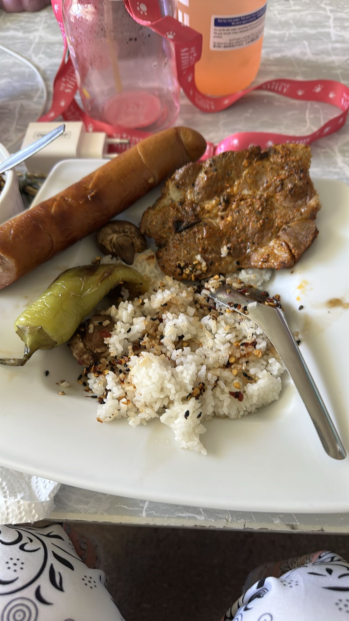 Grilovaná klobása s rýží