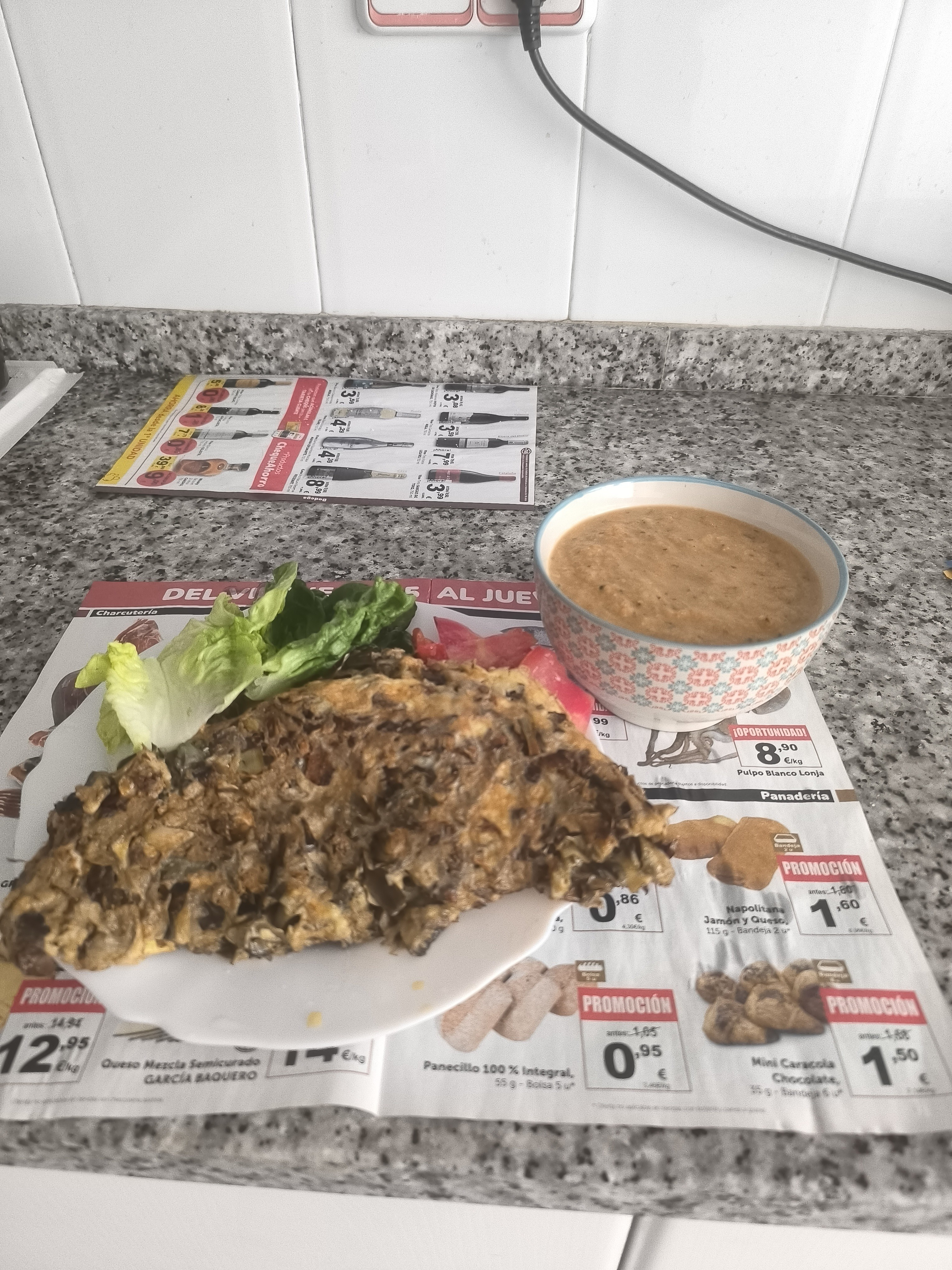Tortilla con ensalada y sopa
