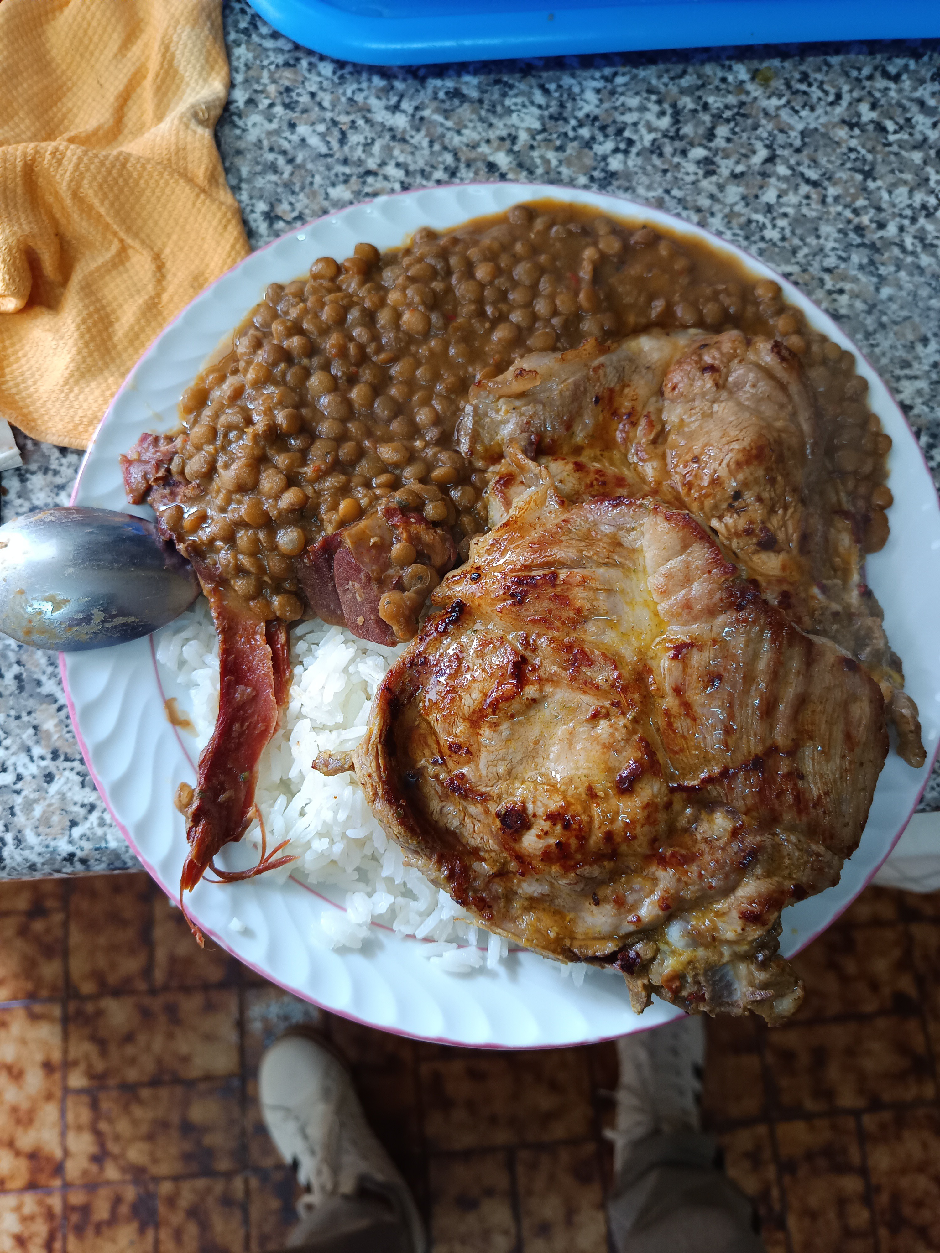 Chuleta con lentejas y arroz