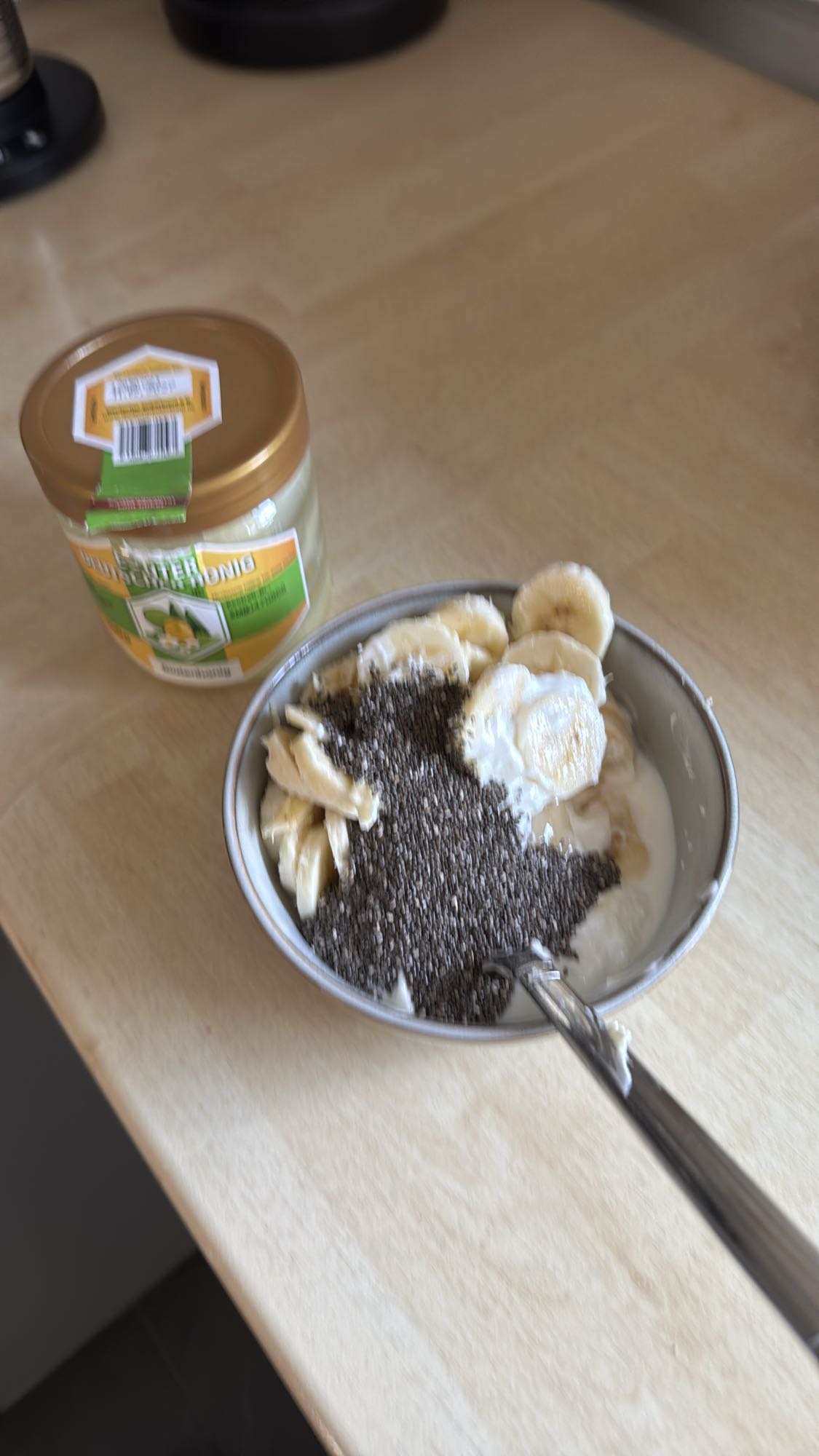 Skyr mit Banane und Chiasamen