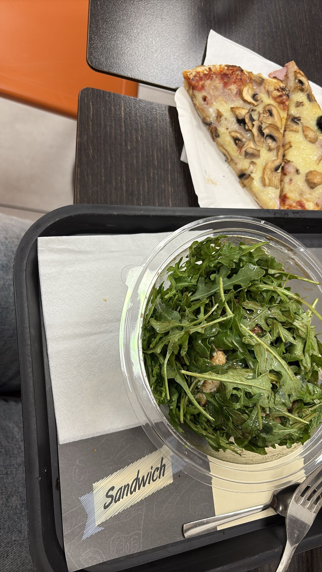 Petite part de pizza et salade verte au poulet avec fromage blanc et coulis de fruits