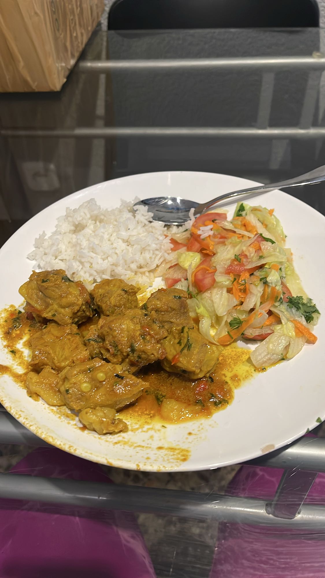 Pollo guisado con arroz y ensalada