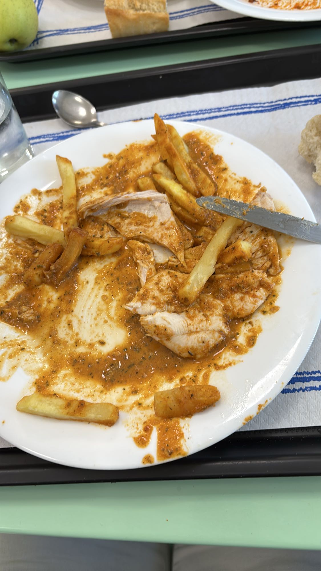 Pollo con papas y salsa