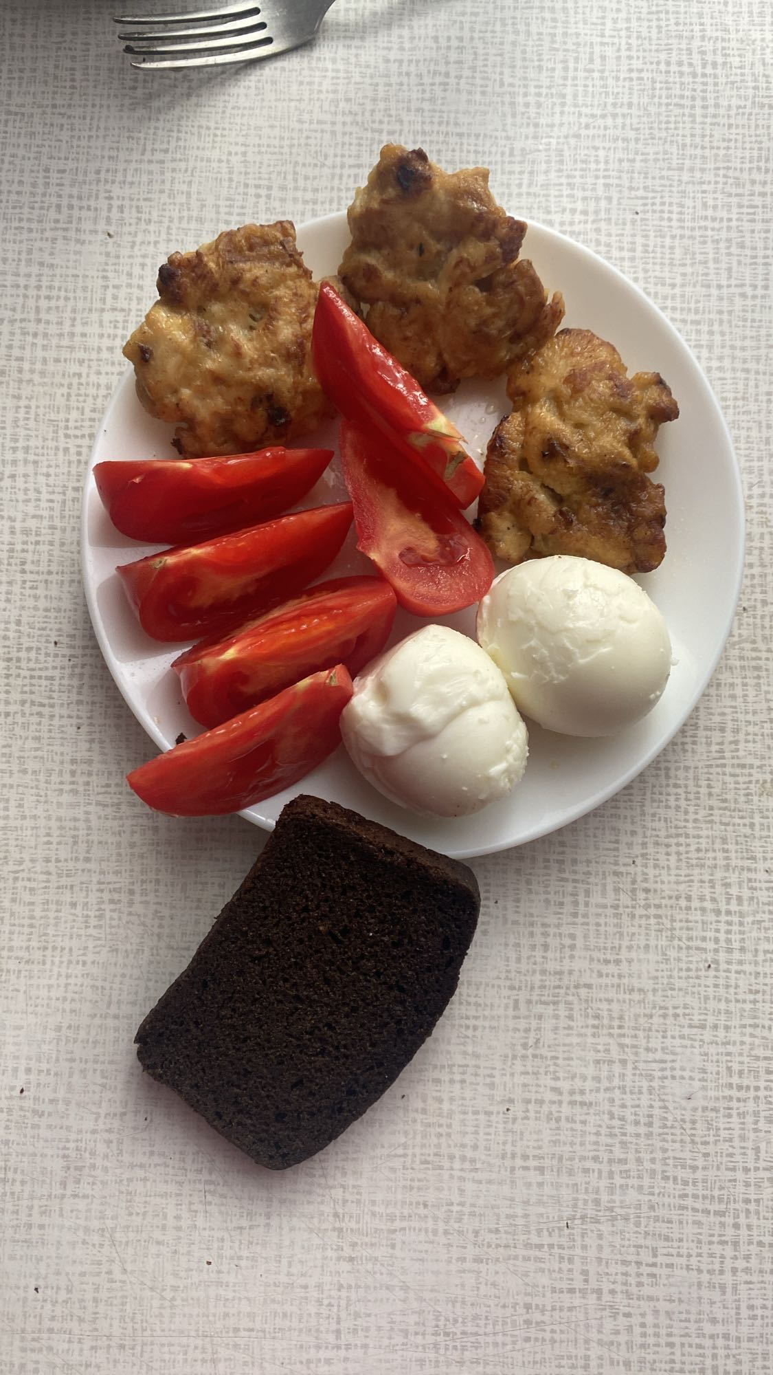 Завтрак с яйцами и котлетами