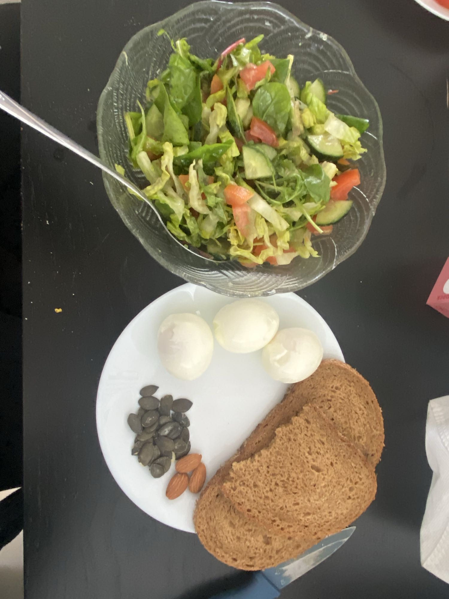 بيض وسلطة وخبز