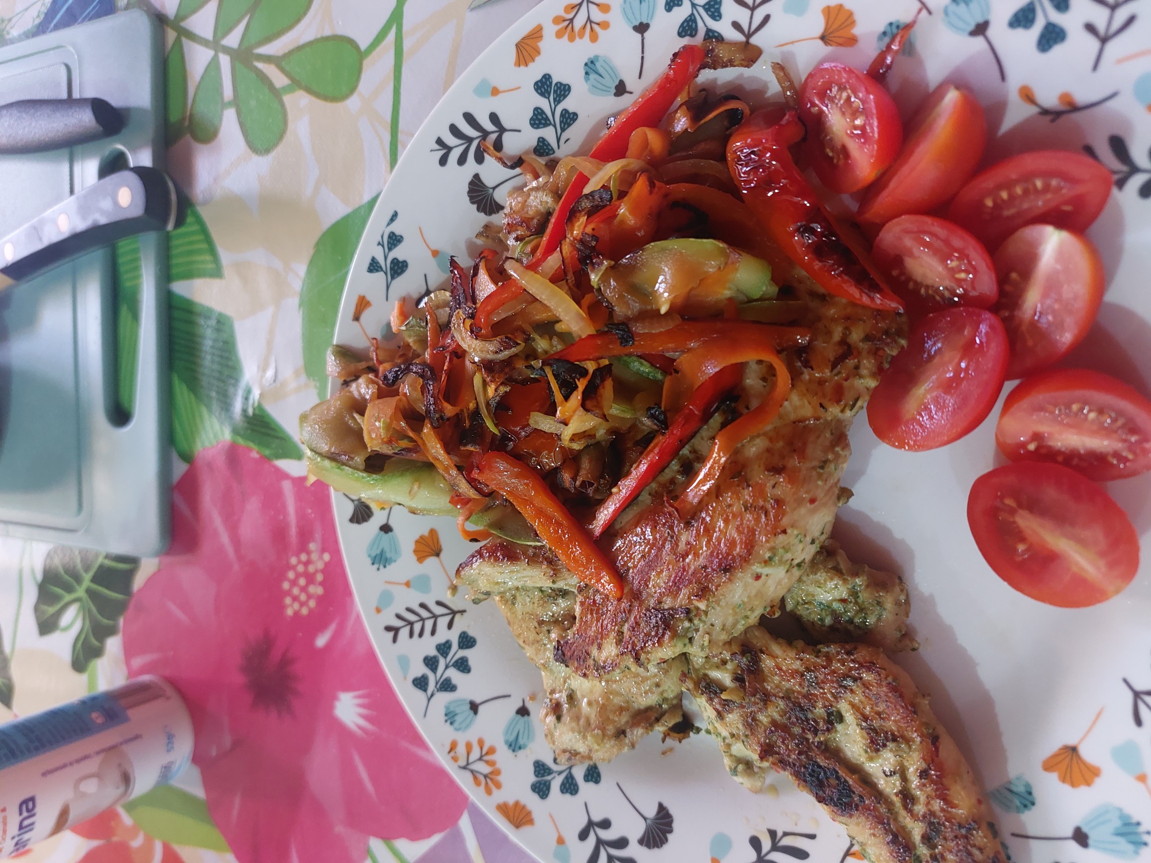 Pollo con verduras y tomate