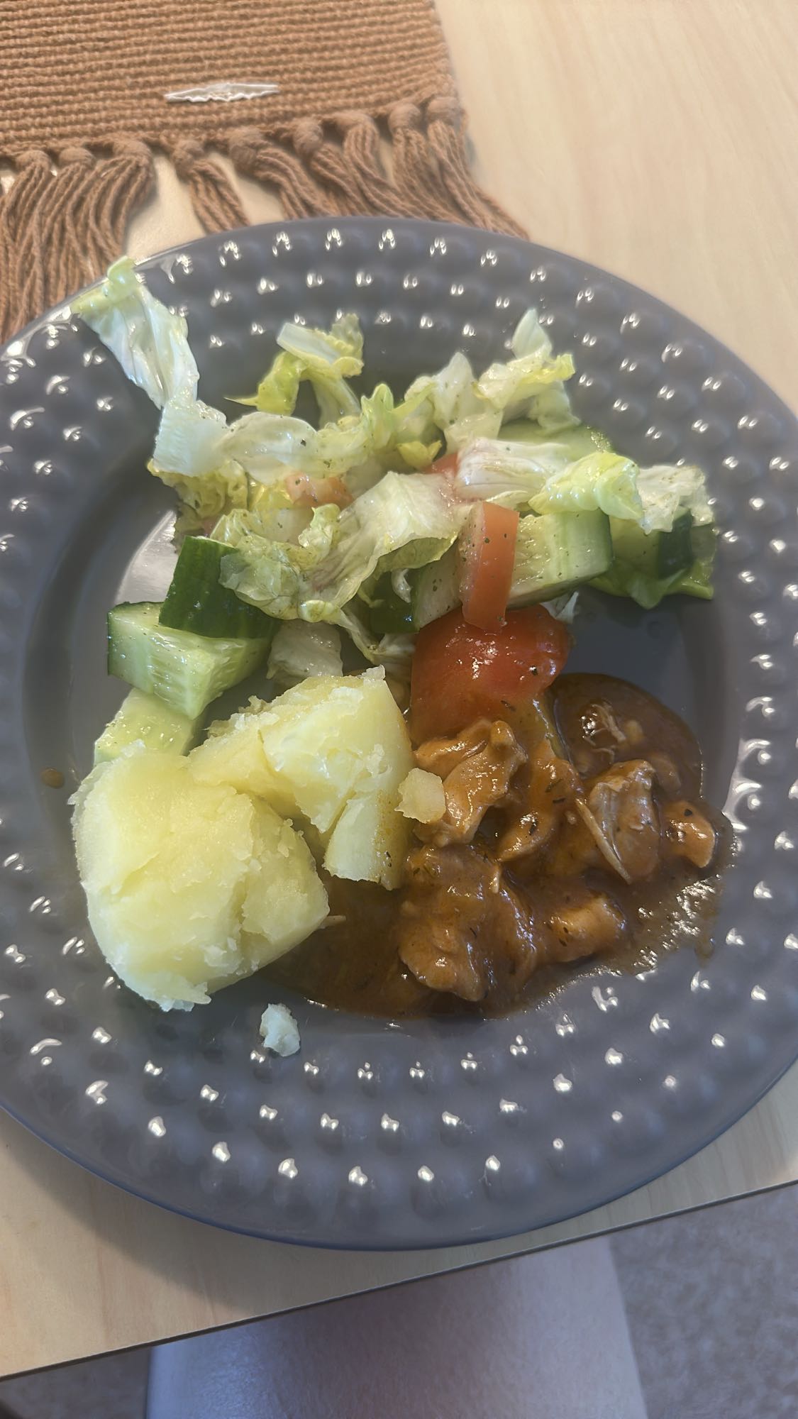 Köttgryta med potatis och sallad