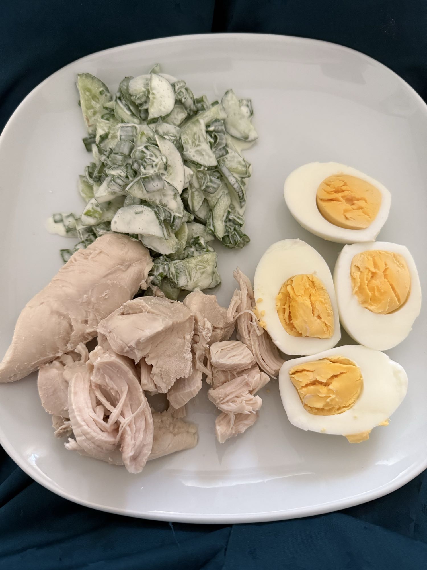 Курица, яйца и салат