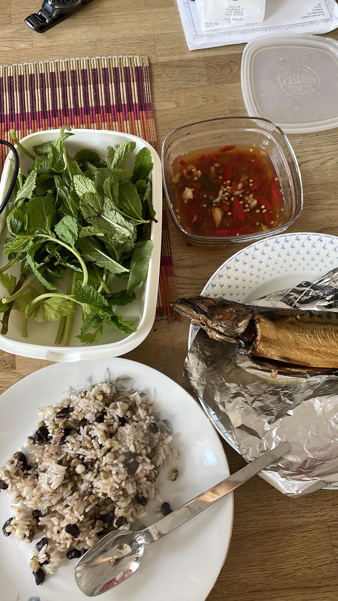 Grillad fisk med ris och örter