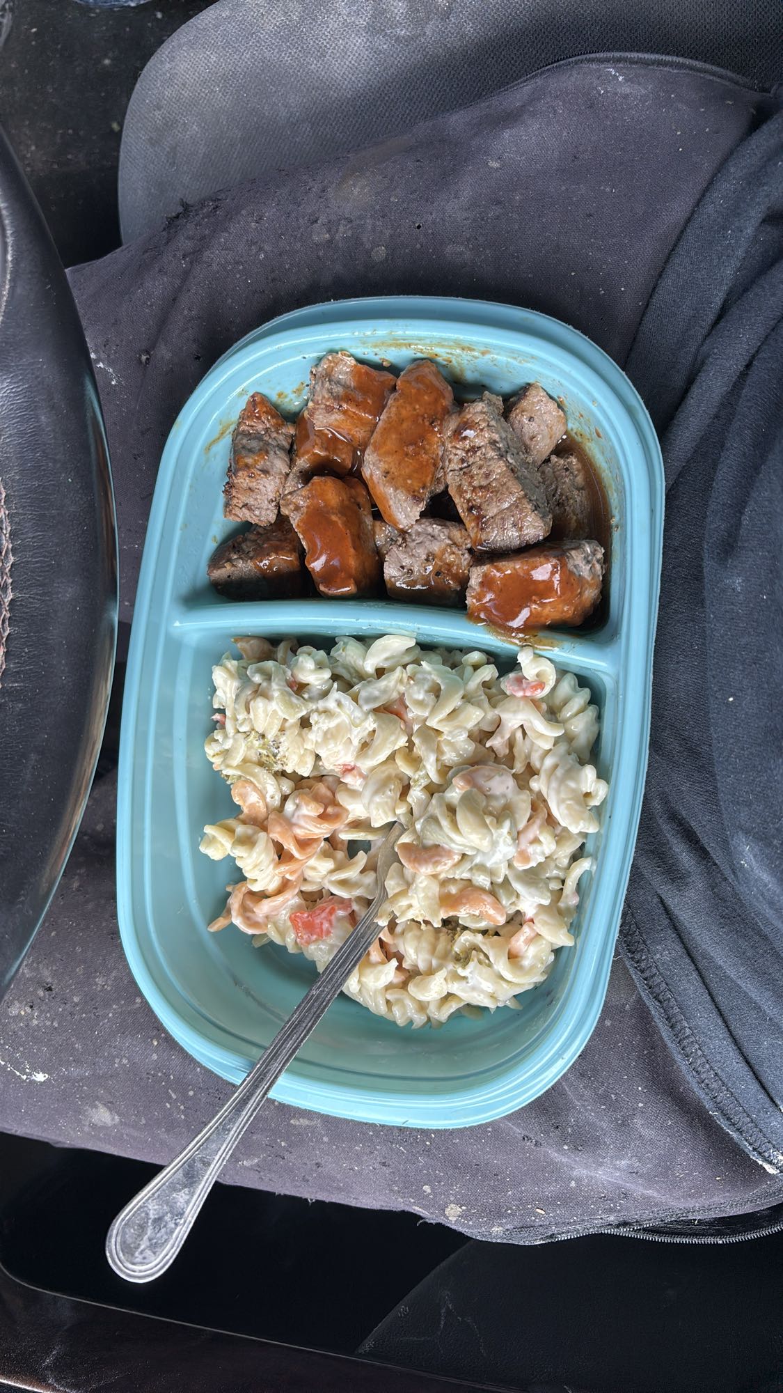 Pâtes et steak sauce