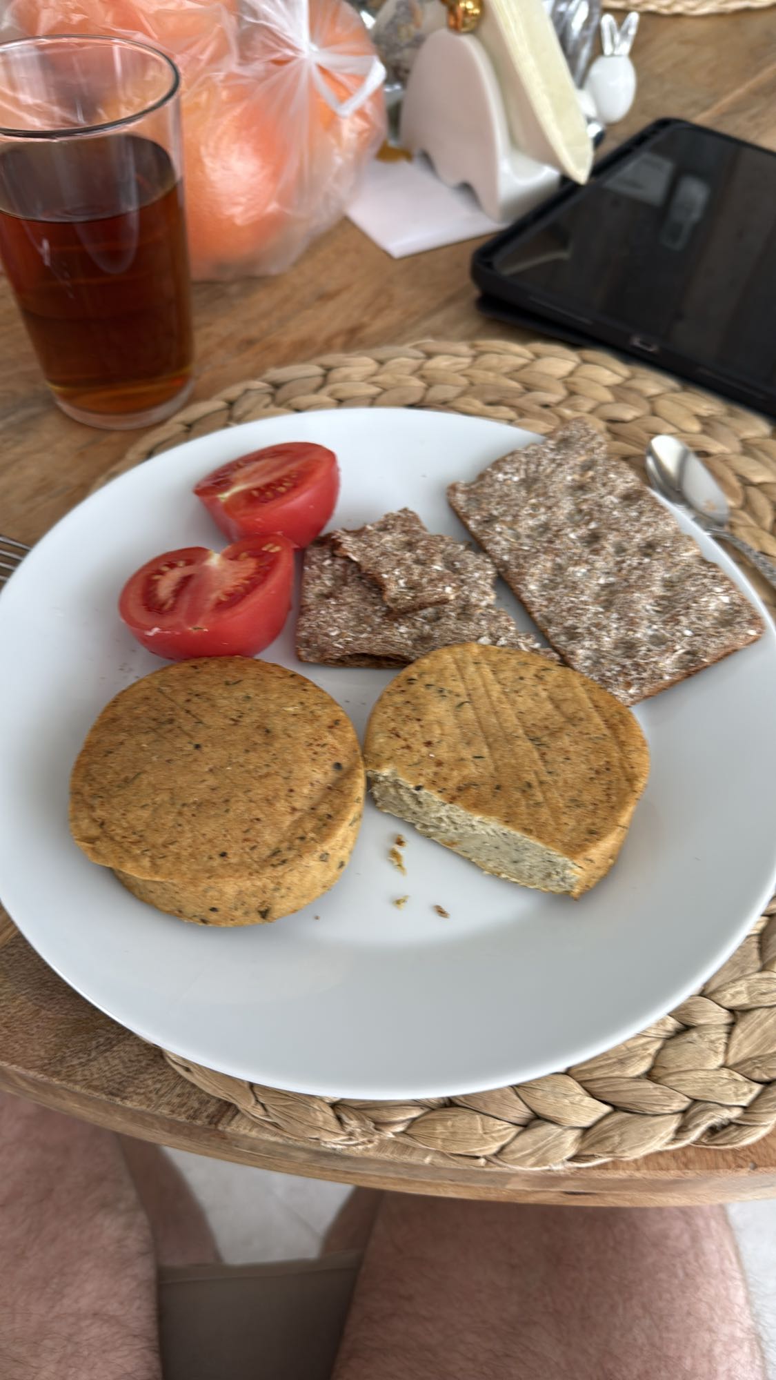 Wegańskie śniadanie z herbatą