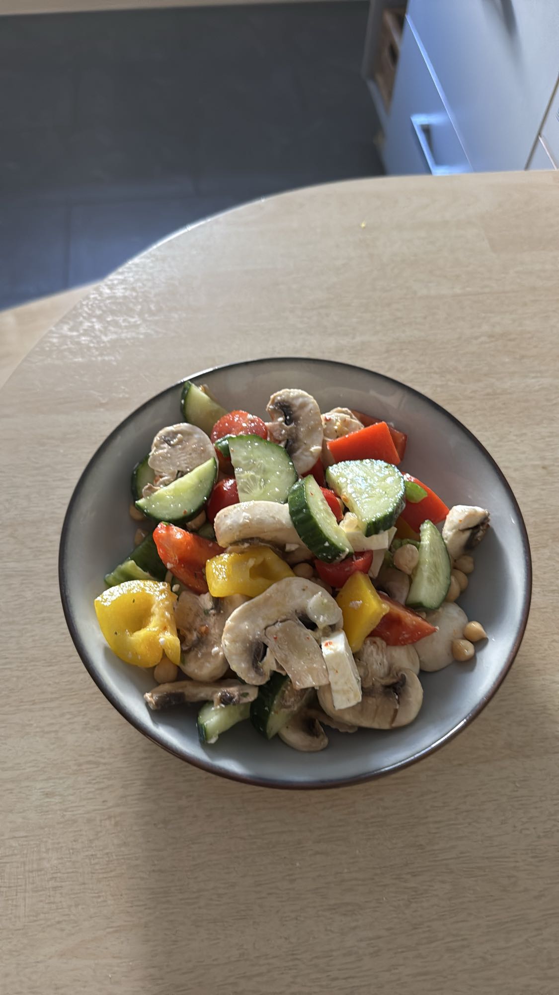 Gemüsesalat mit Kichererbsen