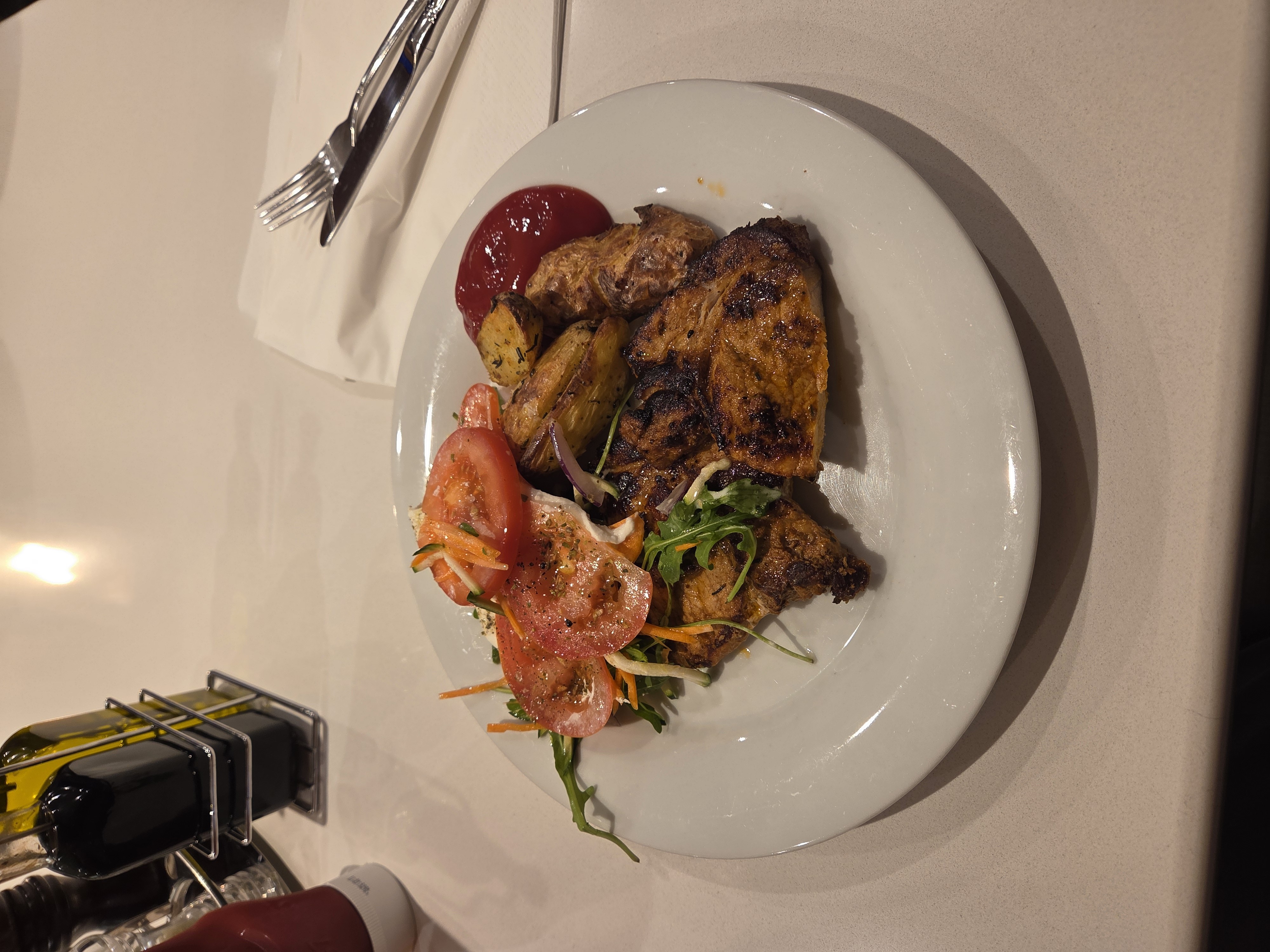 Pollo con papas y ensalada