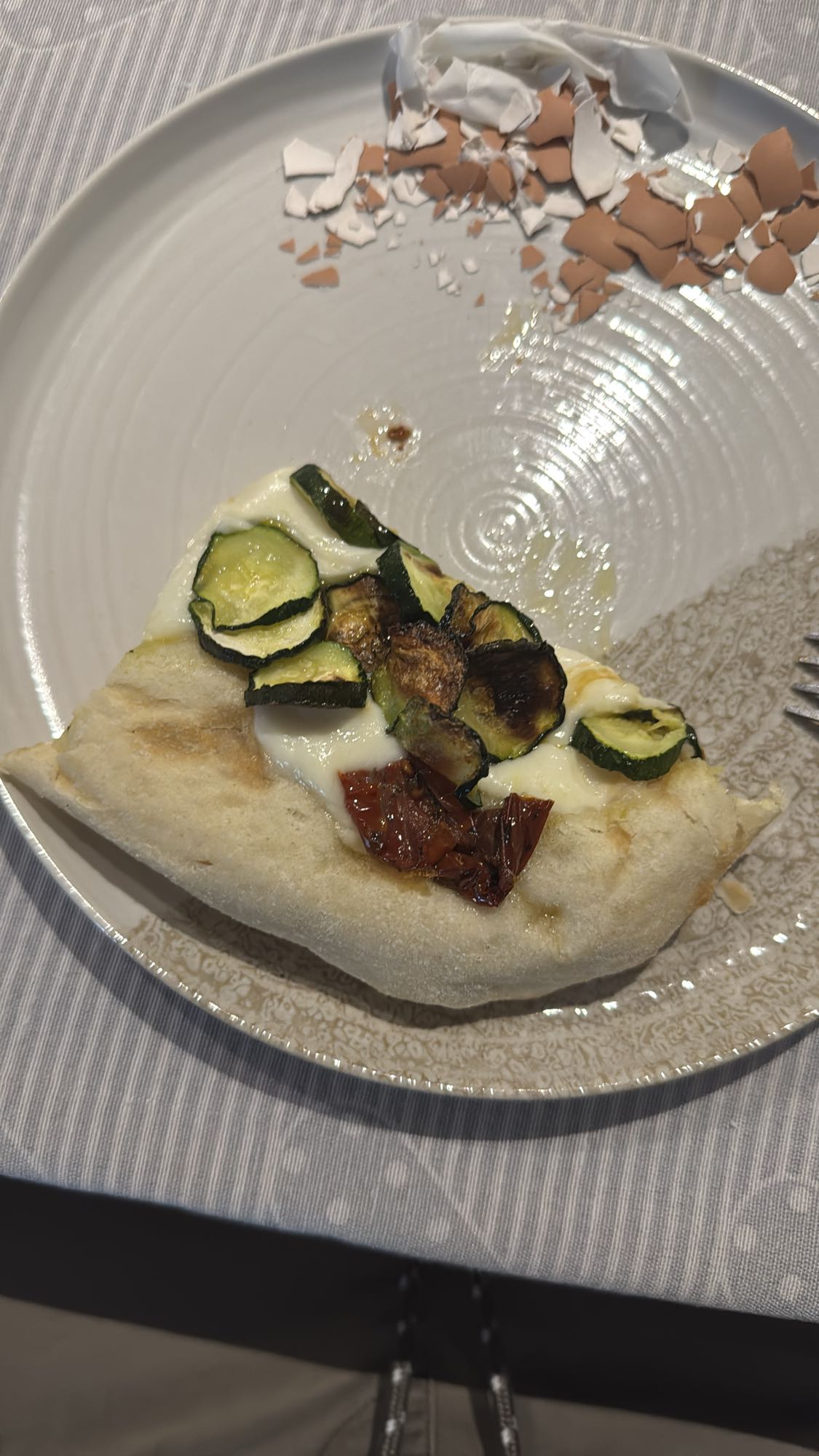 Pizza con zucchine e mozzarella