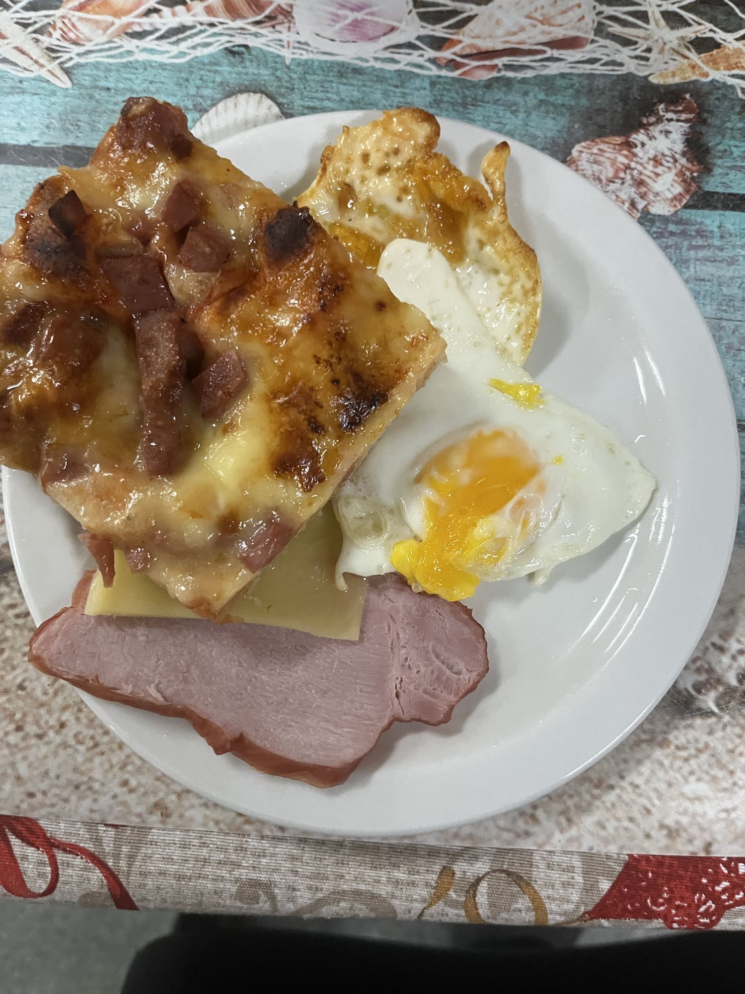 Завтрак с пиццей и яйцом