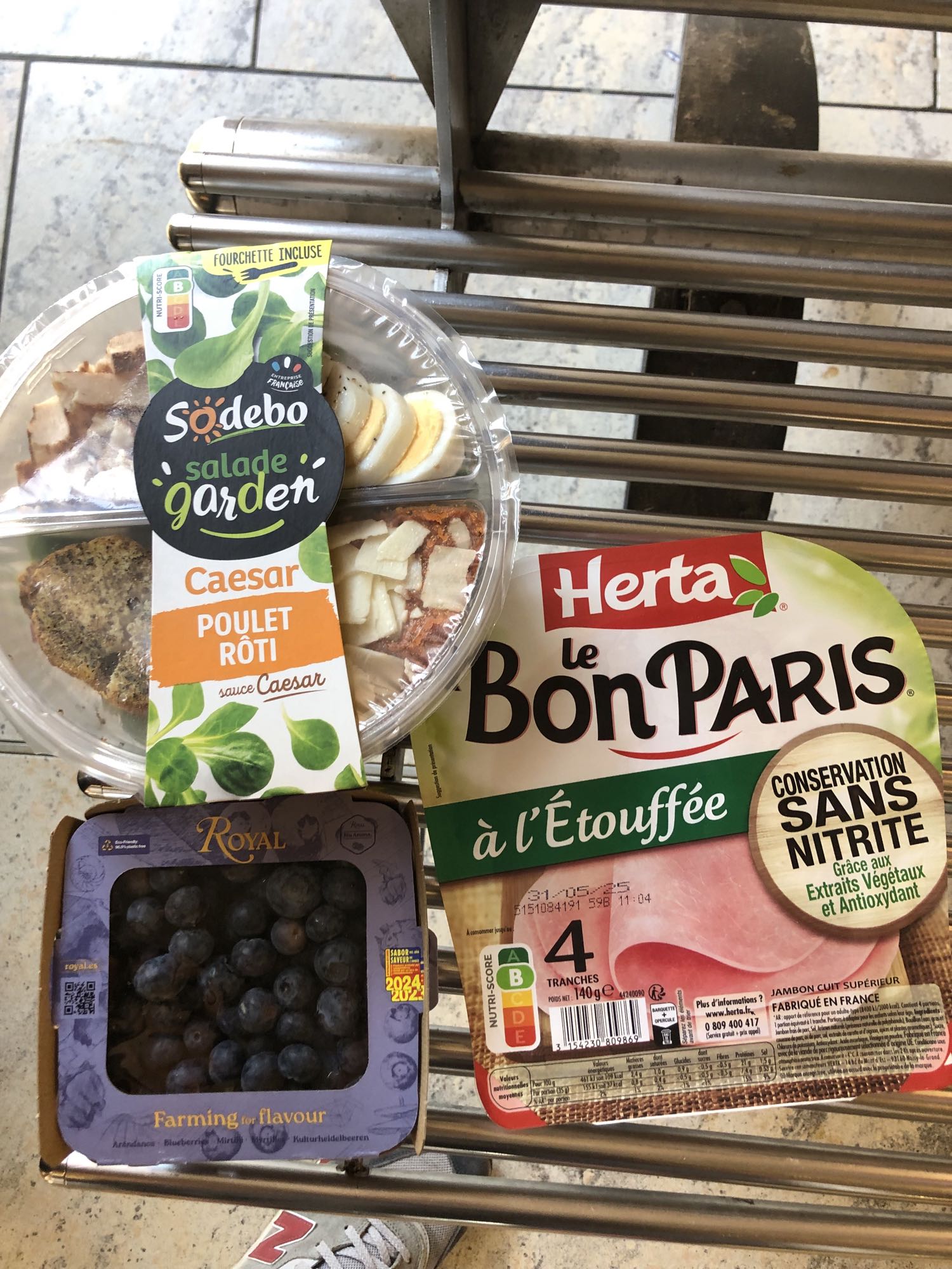 Salade César, jambon, myrtilles