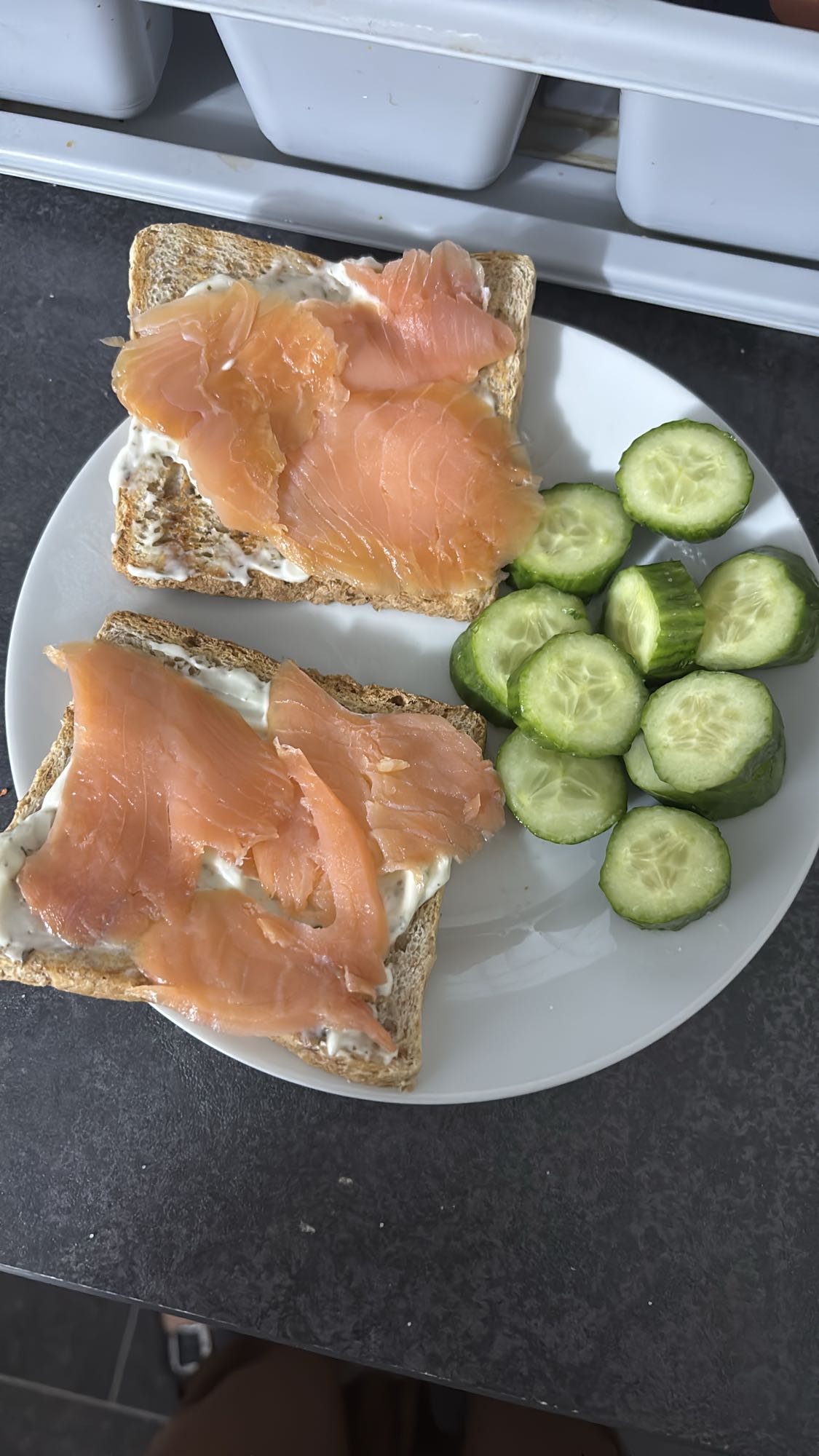 Roti bakar salmon & timun