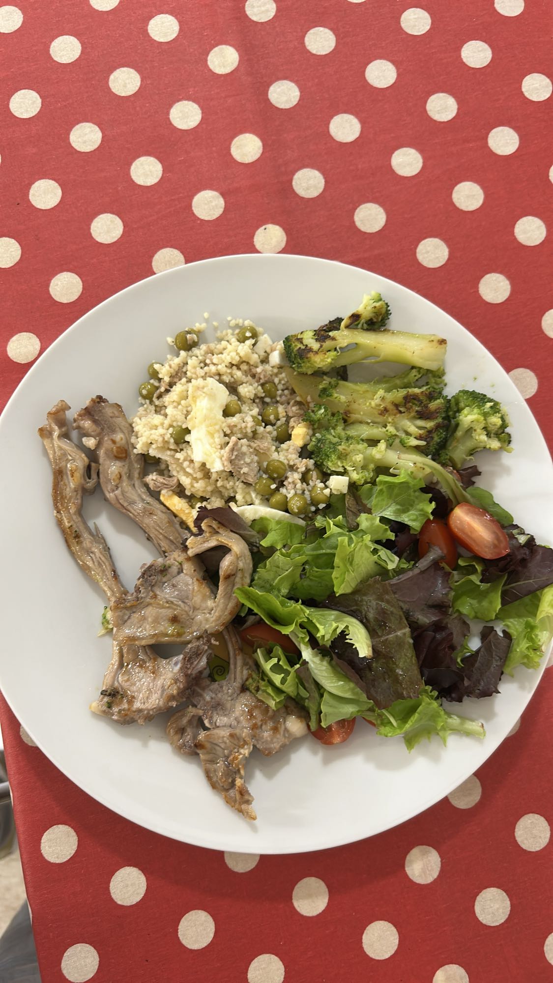 Cordero con ensalada