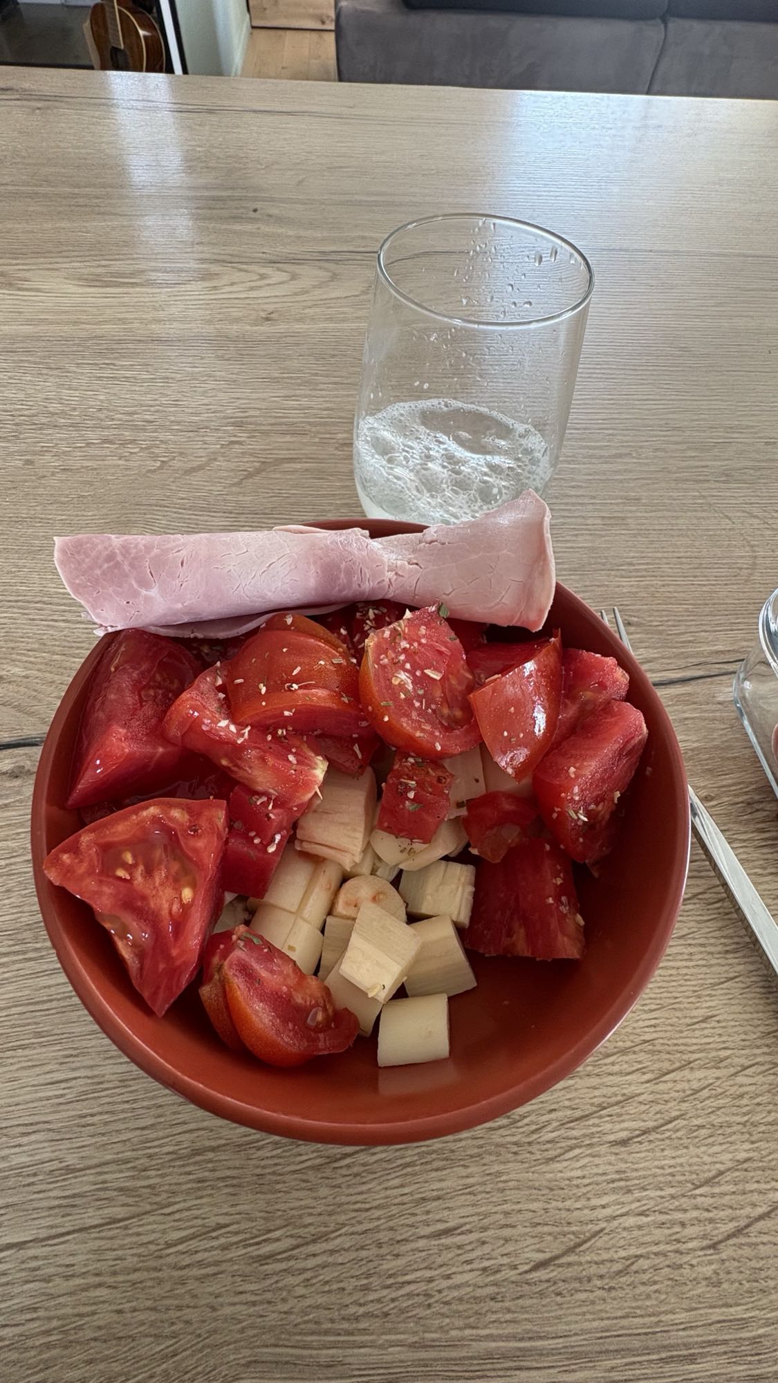 Salade tomate jambon fromage
