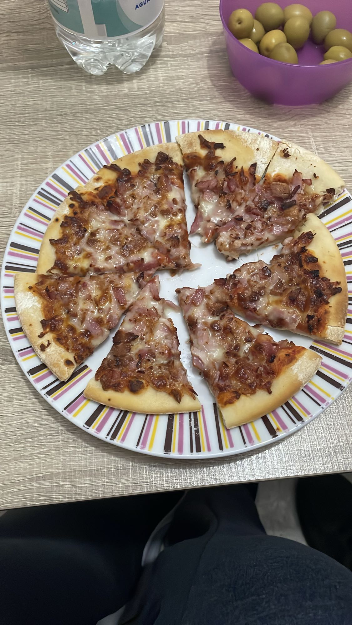 Pizza de jamón y aceitunas