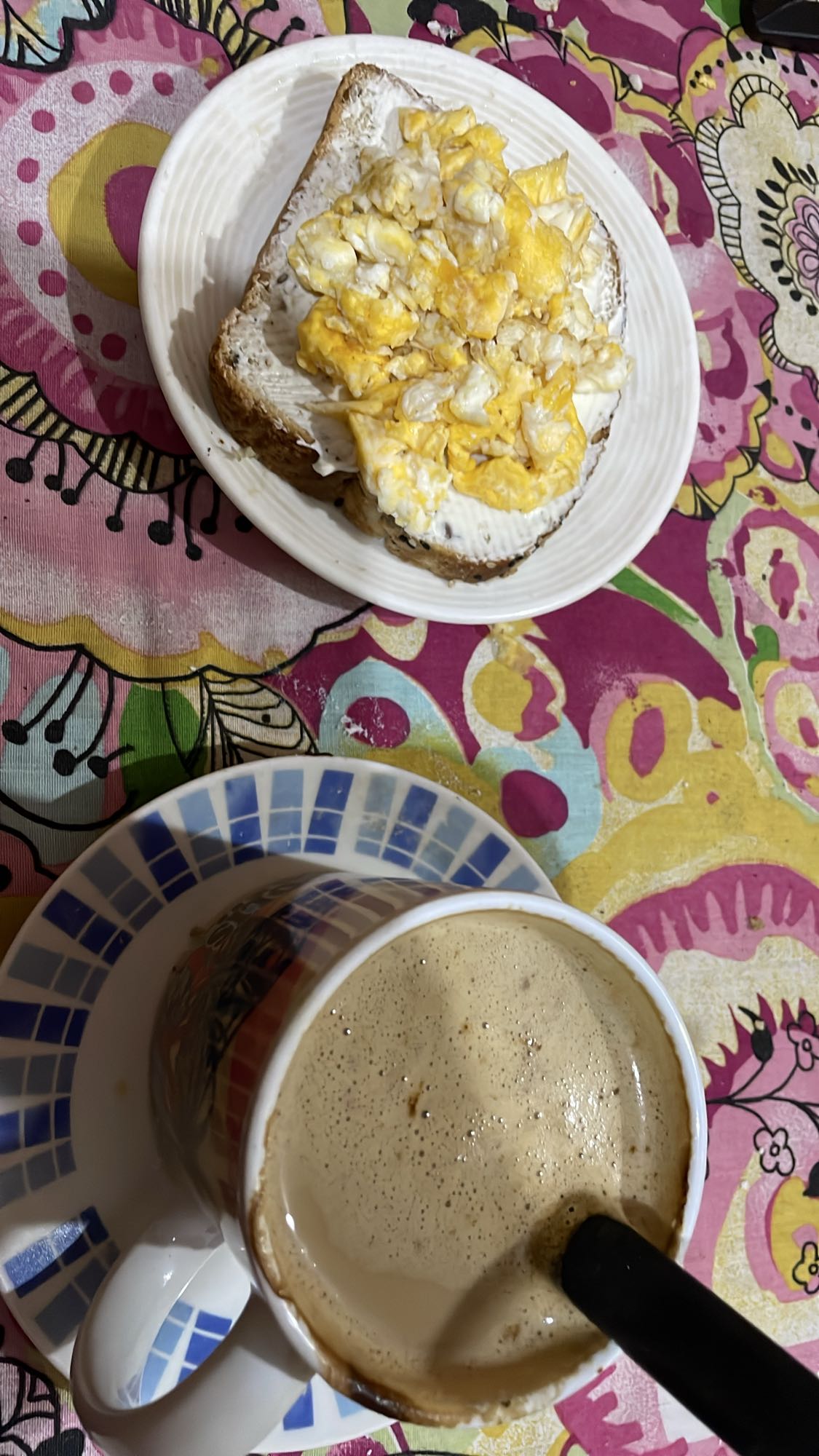 Desayuno con huevo y café