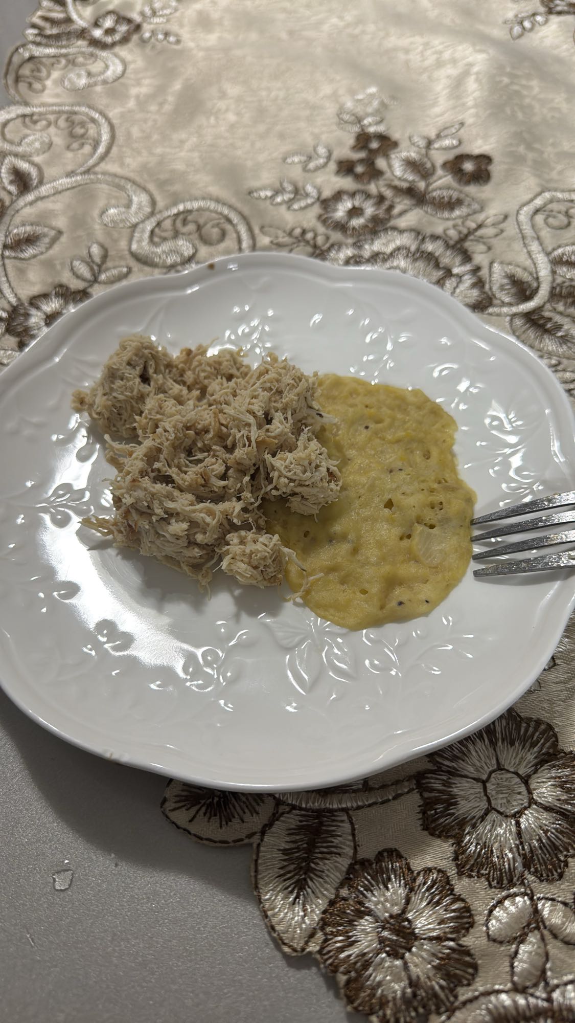 Frango desfiado e purê de banana da terra