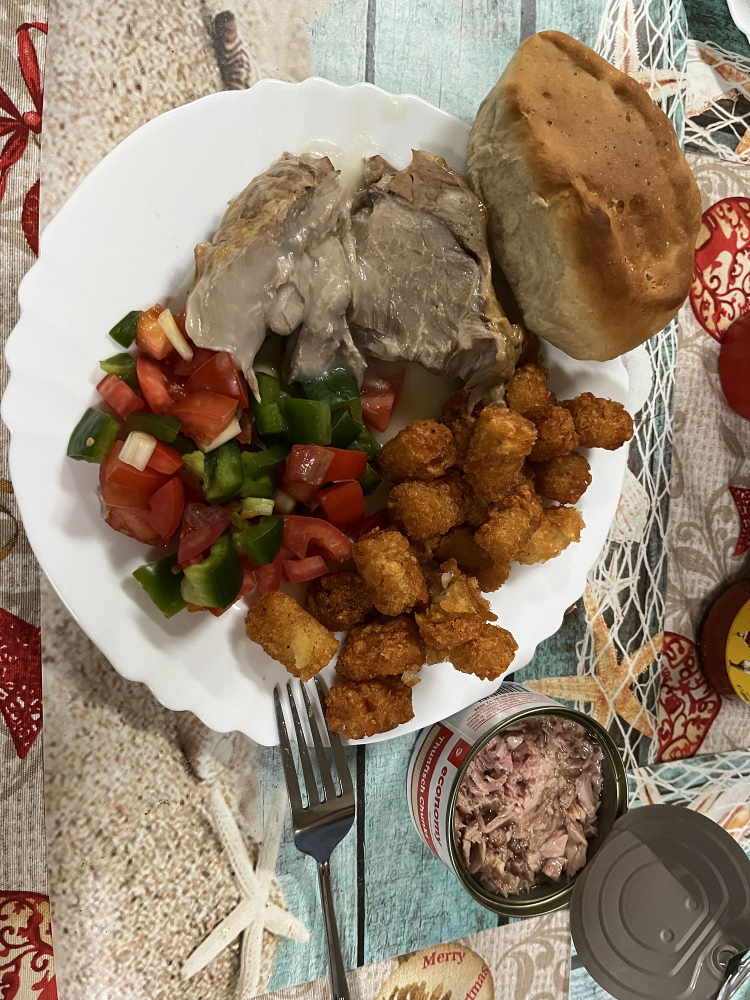 Мясо с гарниром и салатом