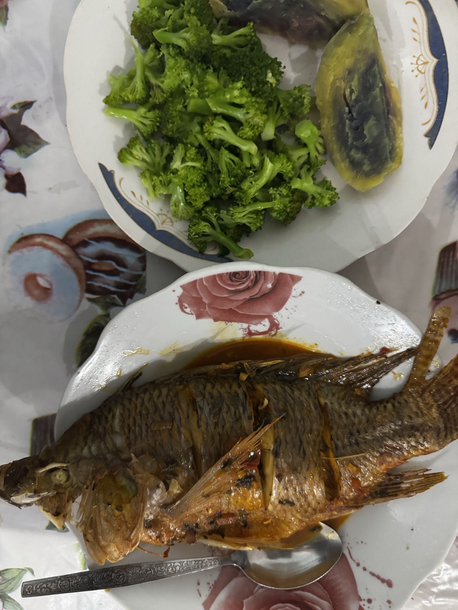 Pescado con brócoli y plátano