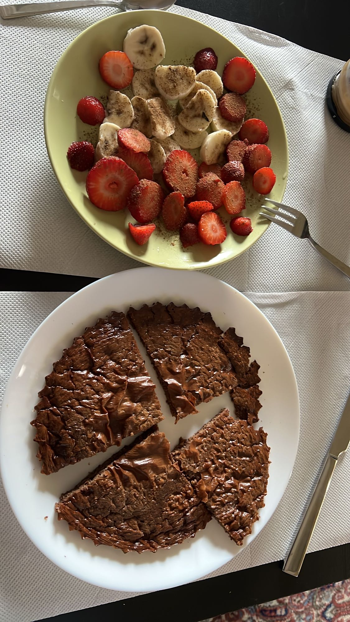 Φρούτα και σοκολατένιο κέικ