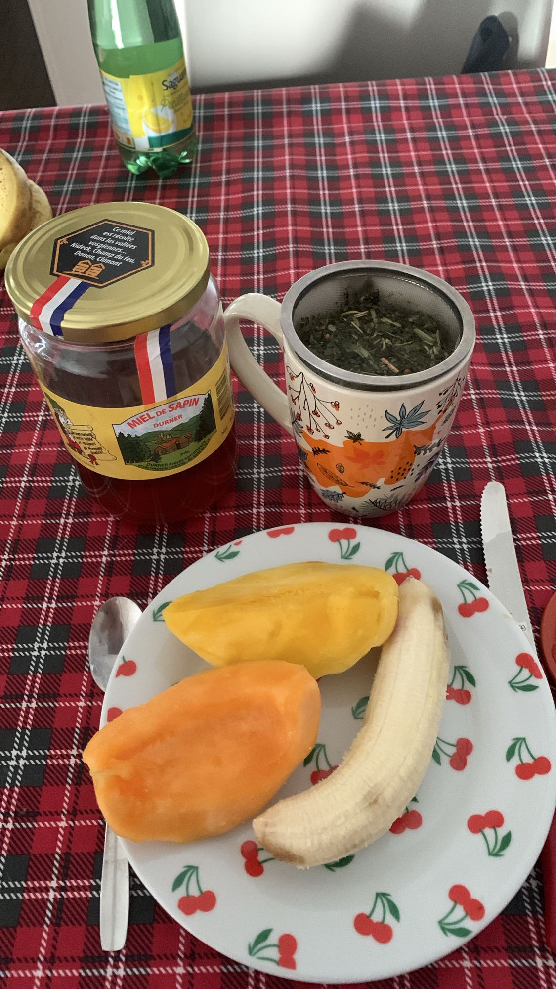 Petit-déjeuner fruits et thé